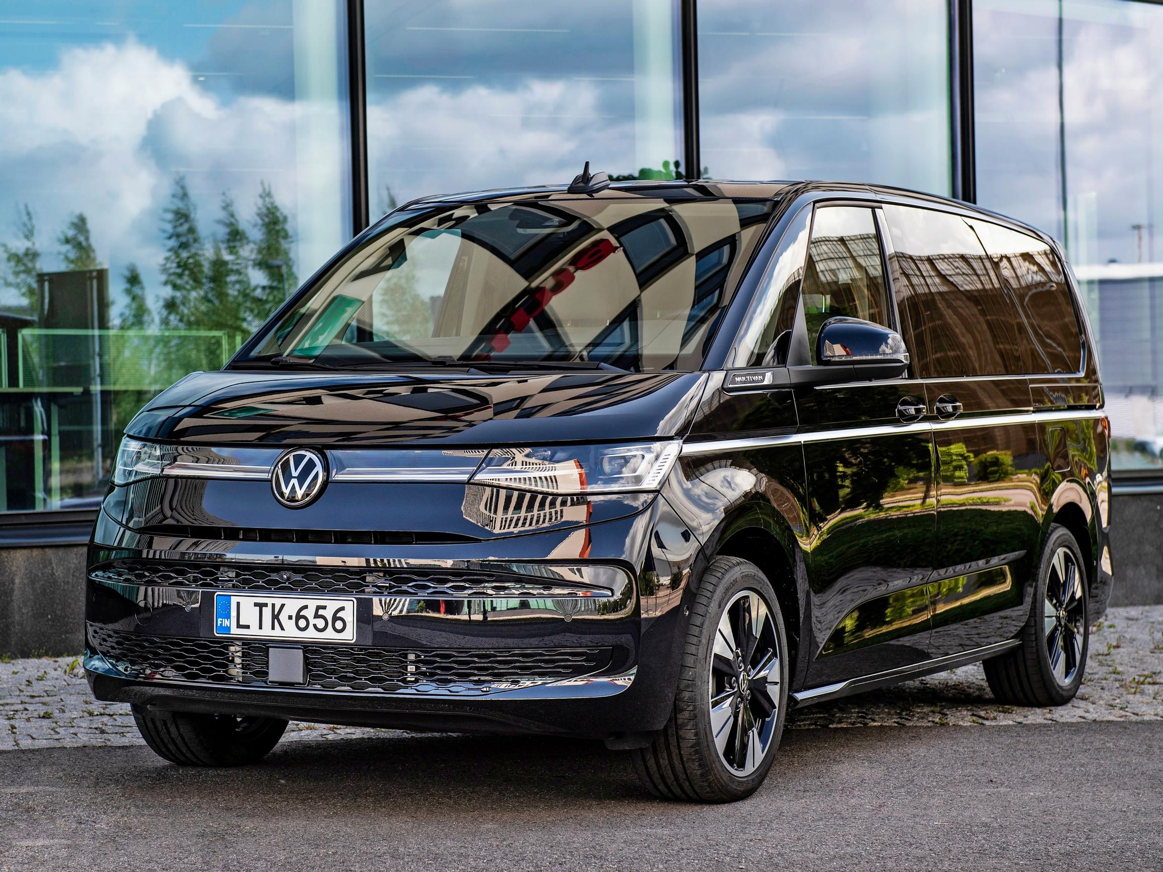 Volkswagen Multivanissa tila on helposti muunneltavissa – Matkustajat saavat kuninkaallista kyytiä