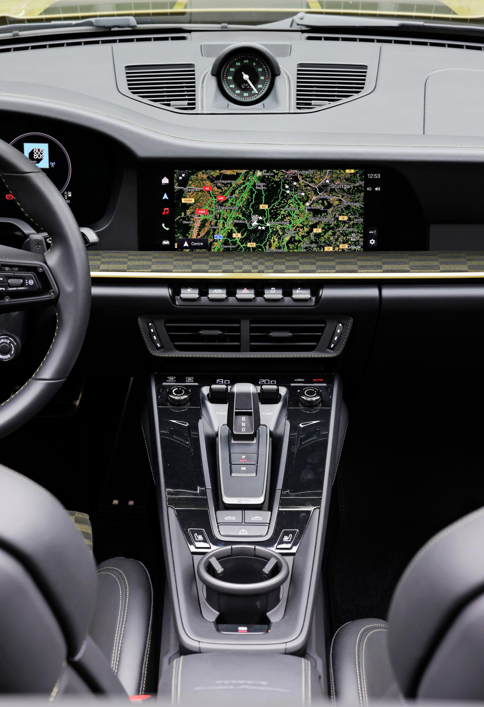 Porsche 911 Spirit 70:n Pasha-kuvion saa myös kojelautaan. Kaikki muu onkin modernia.