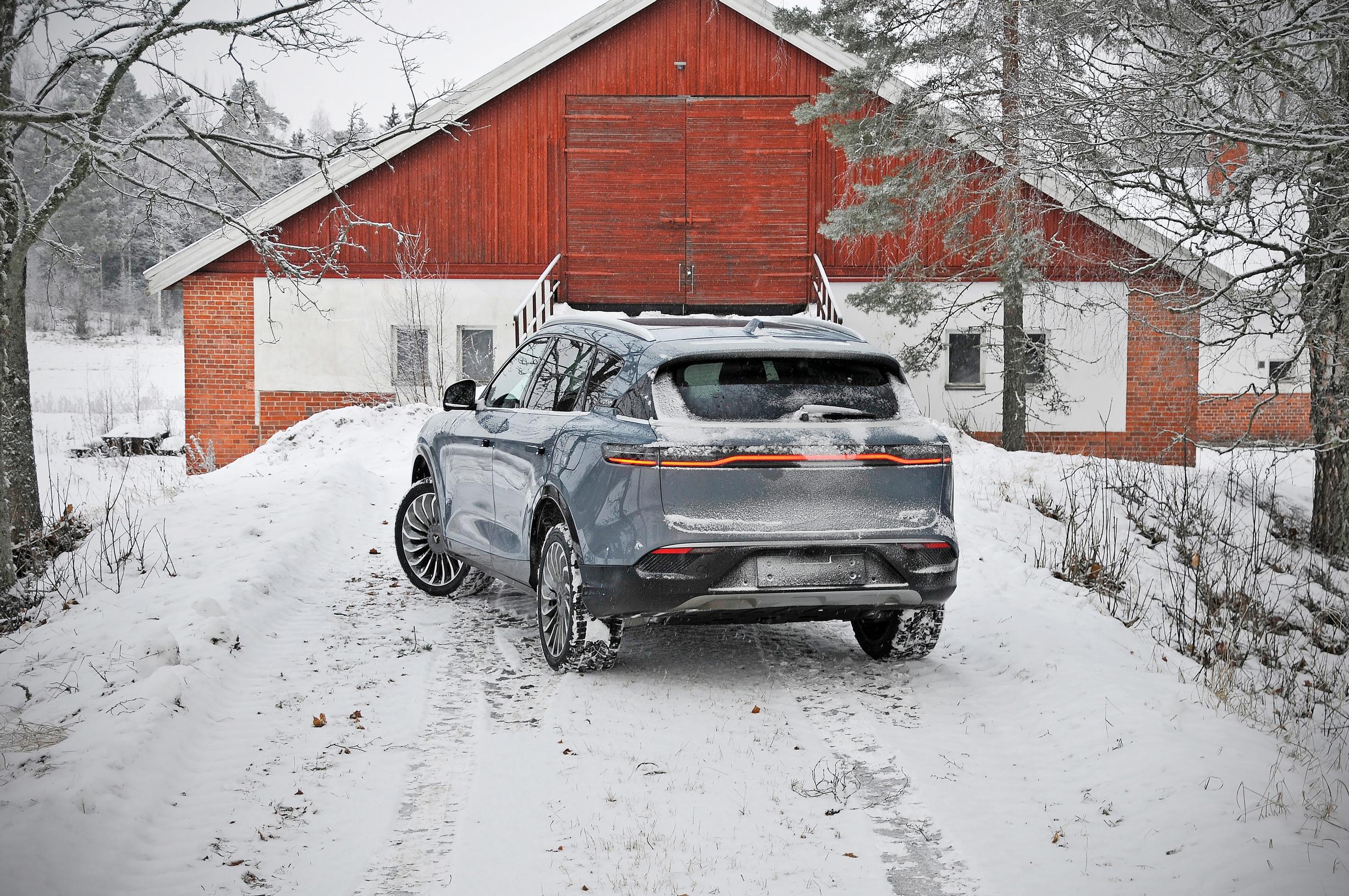 Voyah Freessä on isoille sähköautoille tyypillinen, rauhalliseksi säädetty ohjaustuntuma. Pitkillä suorilla auto ei vaadi turhaa ohjailua, ja kuusi ajotilaa tarjoavat joka tilanteeseen sopivan menomoodin. Kaupungissa auto on hieman kömpelö. Voyah Free tuli Suomeen | Uusi kiinalainen sähköauto | Koeajo