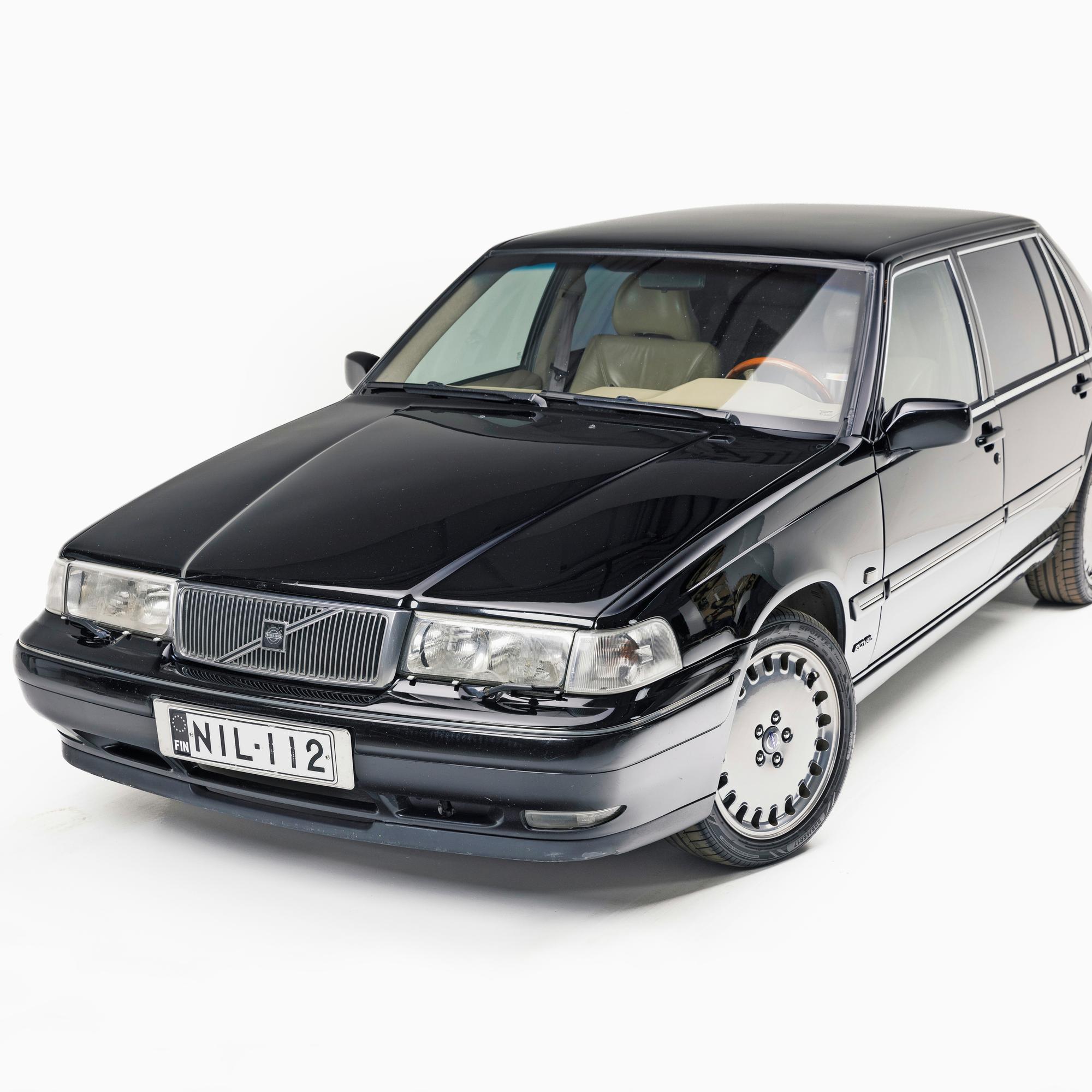 Diplomaattiauton tarina – Volvo S90 Royal vm. 1997 – ”Viisi Volvoa lähettilään pihalla oli vaimon mielestä liikaa”