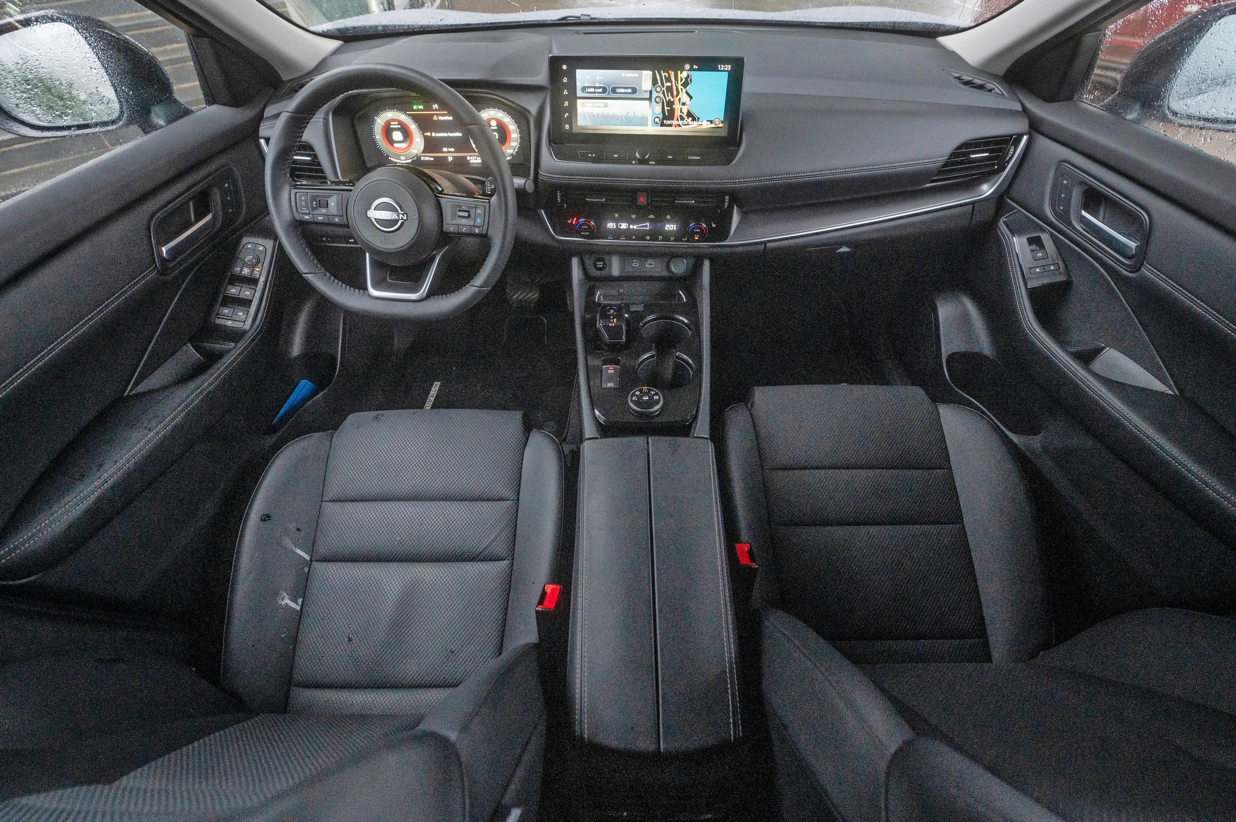 Nissan X-Trail e-Powerin kojelauta on moderni ja selkeä.