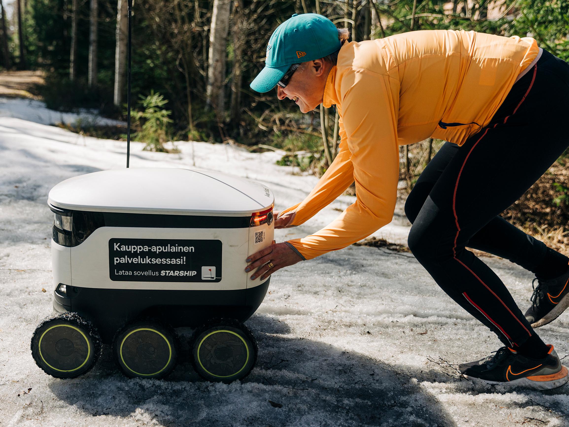 Ruokarobotit innostavat suomalaisia virkkaamisessa ja leipomisessa – Mira-Miisa kertoo, miksi otti robottitatuoinnin