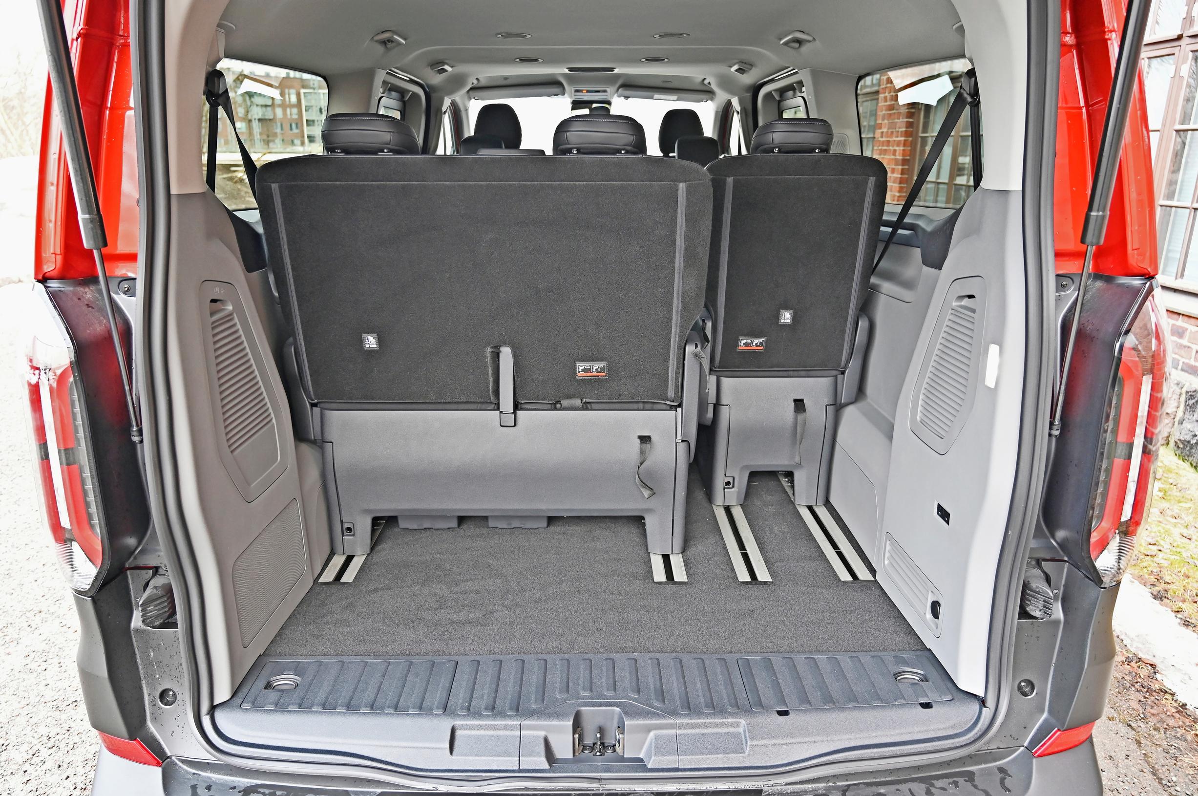 Ford Tourneo Customin tavaratila voi näyttää tavanomaiselta, mutta liikuteltavat kolmannen rivin istuimet muuttavat tilanteen aivan toiseksi.