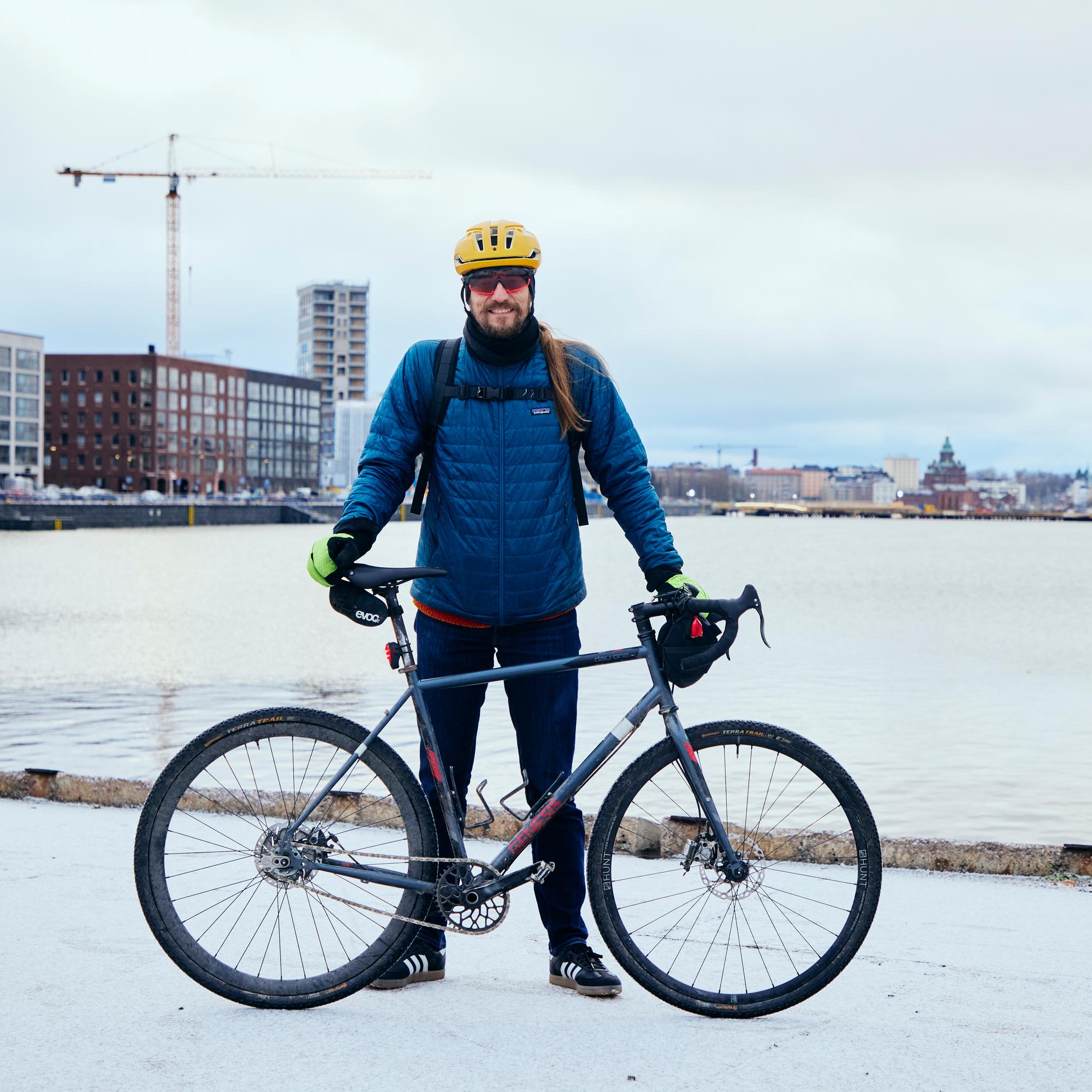 Matti Jutila pyöräili 1200 kilometriä kolmessa päivässä – Silti talvipyöräily Helsingissä voi olla hankalaa hänellekin