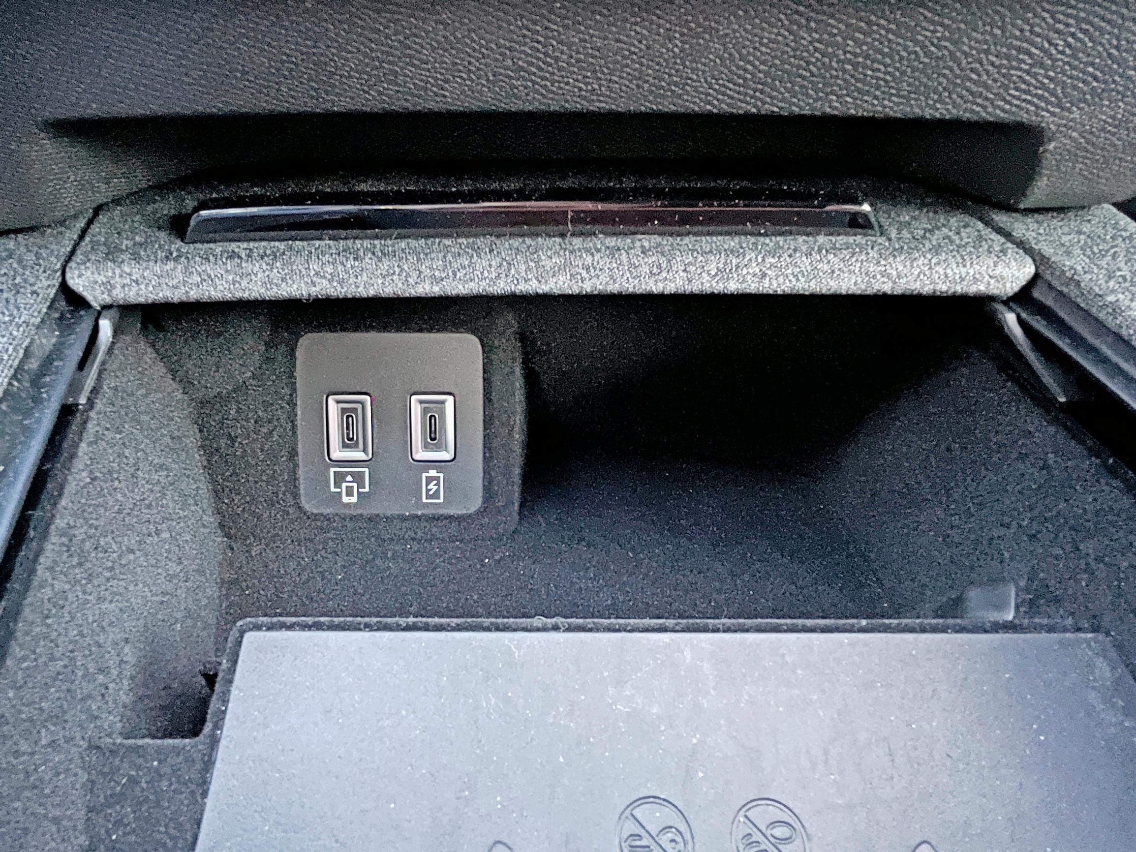 Uuden Opel Grandlandin kännykän latausalustan eteen voi sijoittaa kannen alle pikkusälää pois ajelehtimasta. USB-C-portteja on kaksi, toinen vain latausta varten.