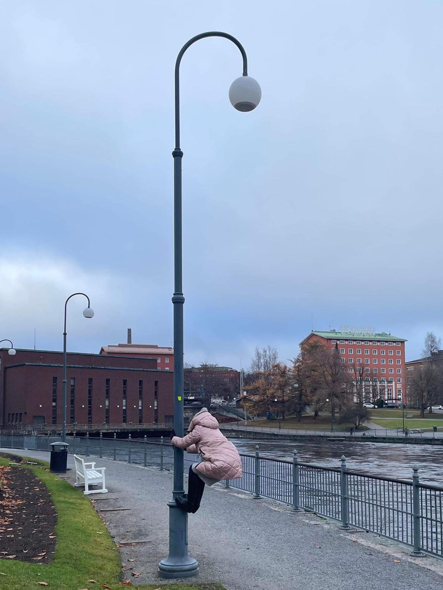 Anteeksi, mutta mitä tarkoittaa tätiparkour? Lajiin hurahtanut näyttelijä Elisa Piispanen tunnetaan myös huutovirkkauksesta ja aneemisista neulojista