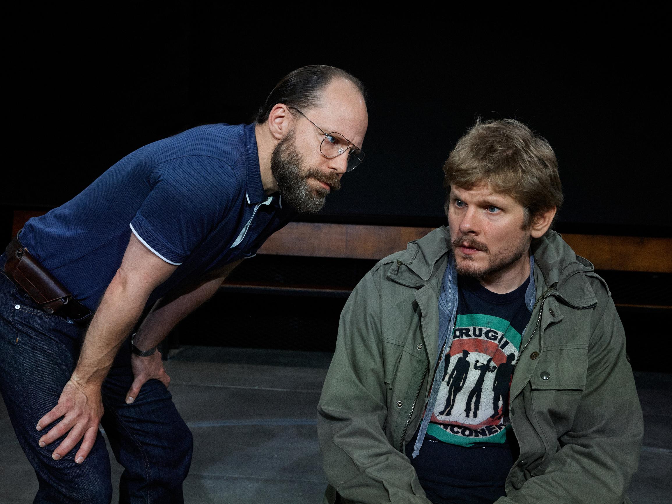 Viides askel Kansallisteatterissa – Erinomaiset näyttelijät ja hieno käsikirjoitus saavat mustan huumorin loistamaan