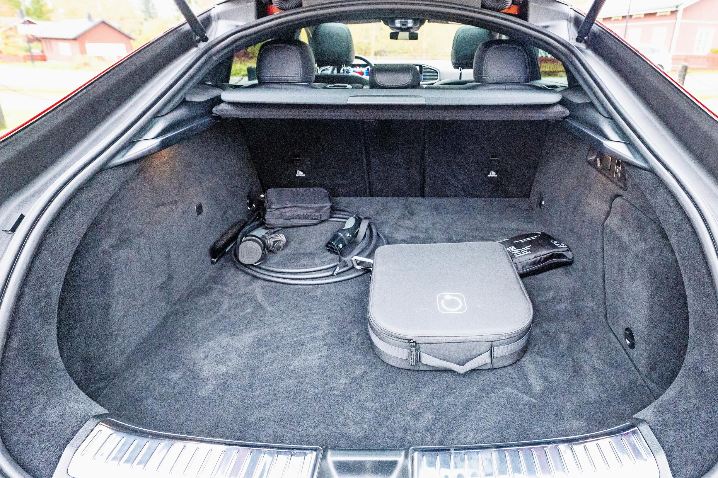 Mercedes-Benz GLE:n iso luukku sujuvoittaa tavaroiden kuormaamista ruumaan.
