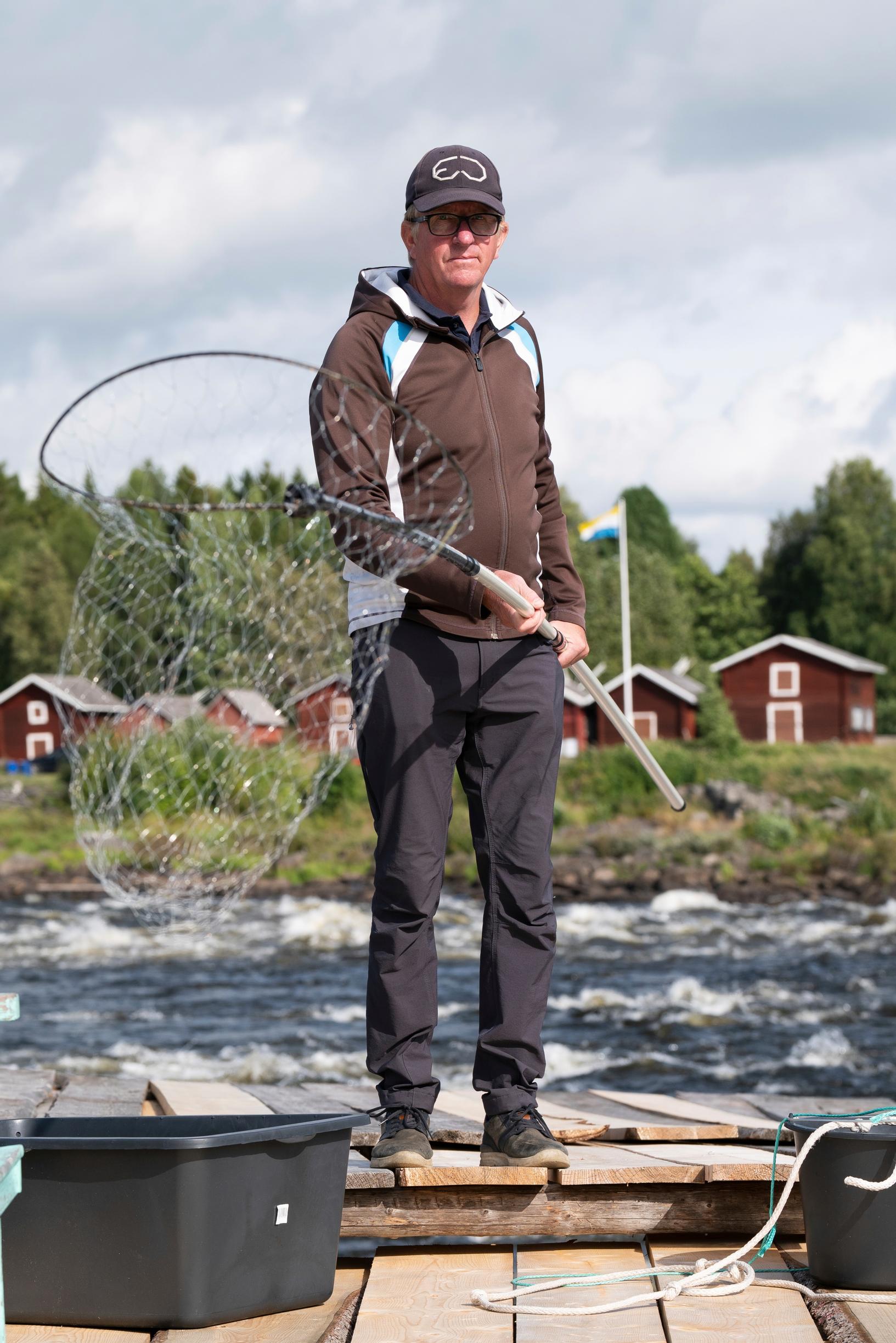 Lippokalastaja Nils-Erik Grym Tornionjoella.