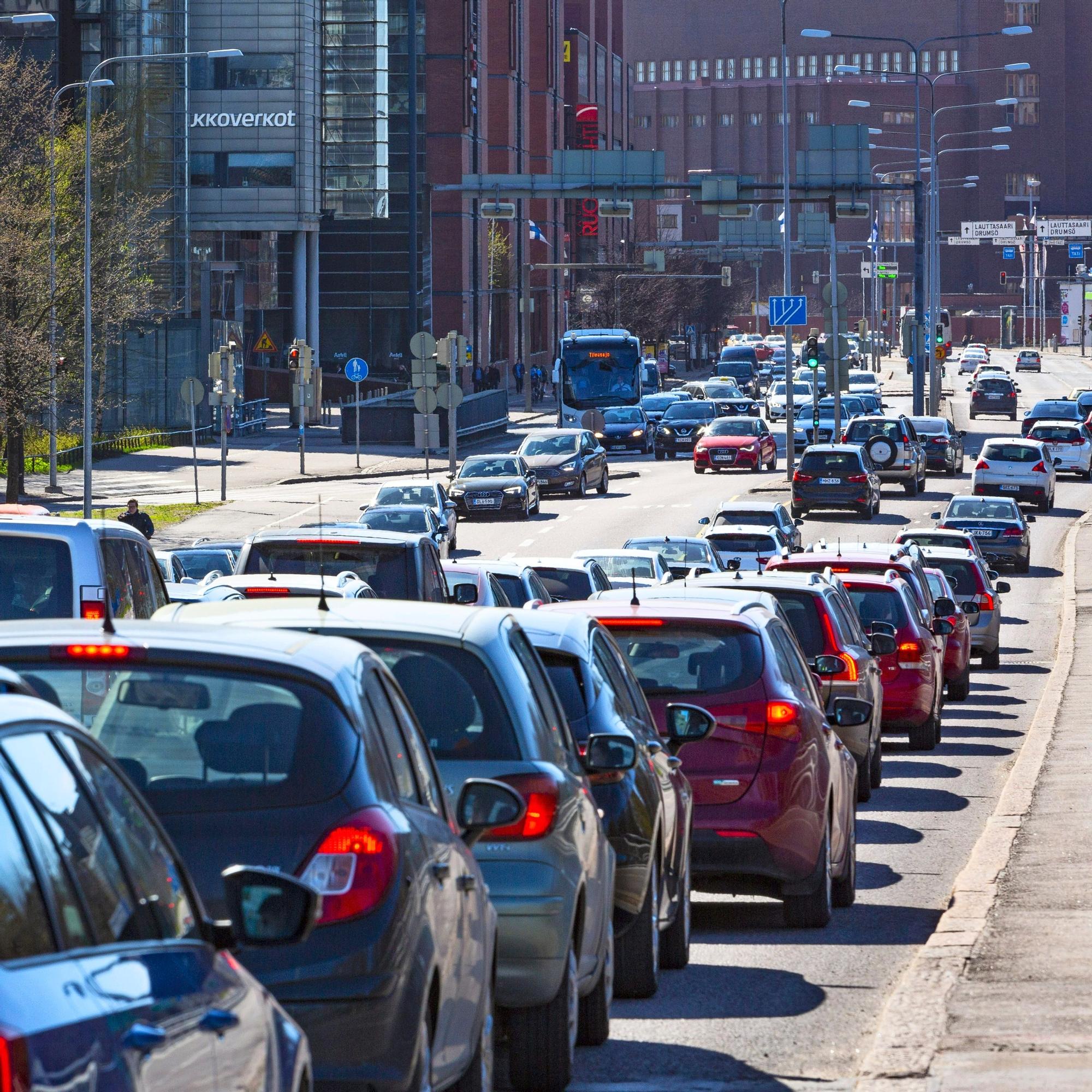 Verottaja ojentaa käden autoilijoille: Verovähennys kodin ja työpaikan välisistä matkoista nousi yli tonnilla