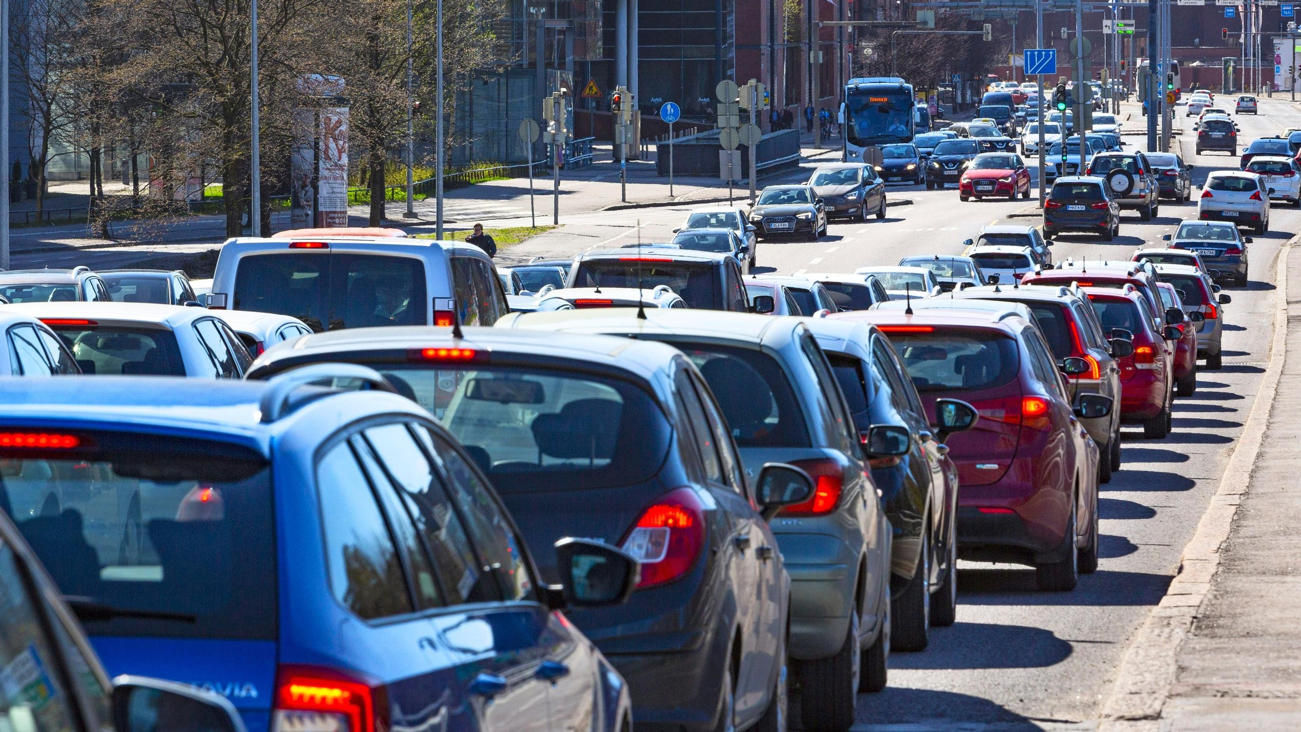 Verottaja ojentaa käden autoilijoille: Verovähennys kodin ja työpaikan välisistä matkoista nousi yli tonnilla