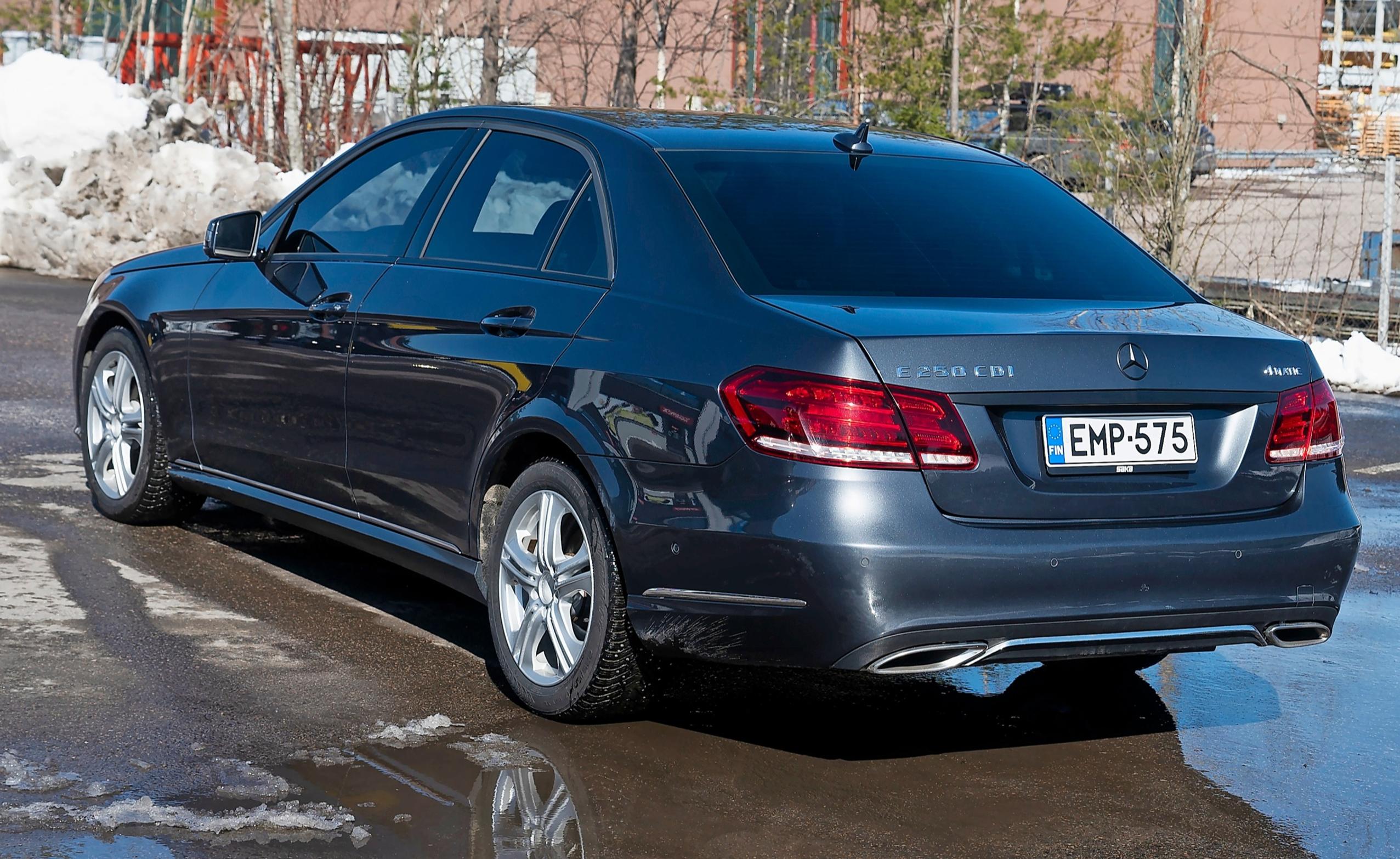 Mercedes-Benz E 250:n korin mittasuhteet ovat klassisen ajattomat.