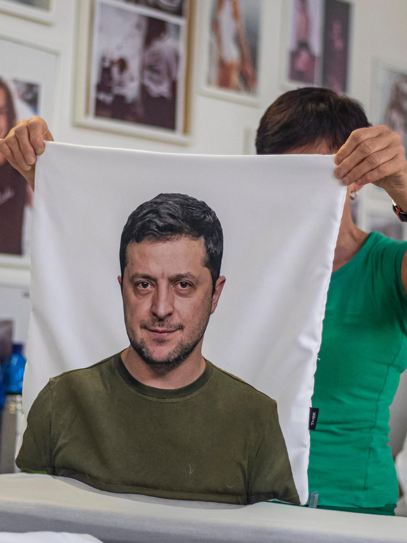 Poikkeusyksilö, sankari, hyvis – Zelenskyin ympärille rakennettu kultti voi muuttua taakaksi koko Ukrainalle, kirjoittaa Maria Mäkelä esseessään