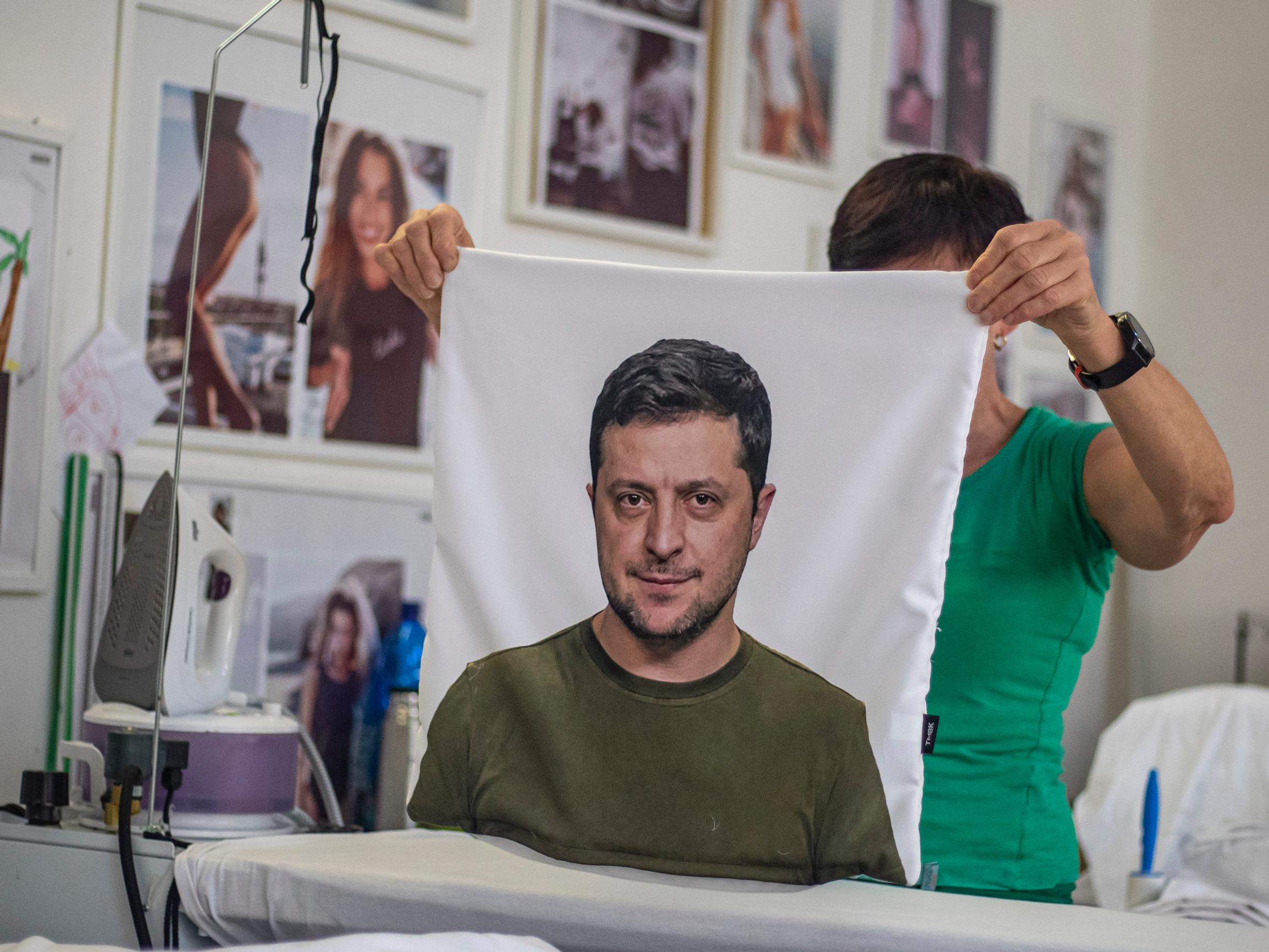 Poikkeusyksilö, sankari, hyvis – Zelenskyin ympärille rakennettu kultti voi muuttua taakaksi koko Ukrainalle, kirjoittaa Maria Mäkelä esseessään