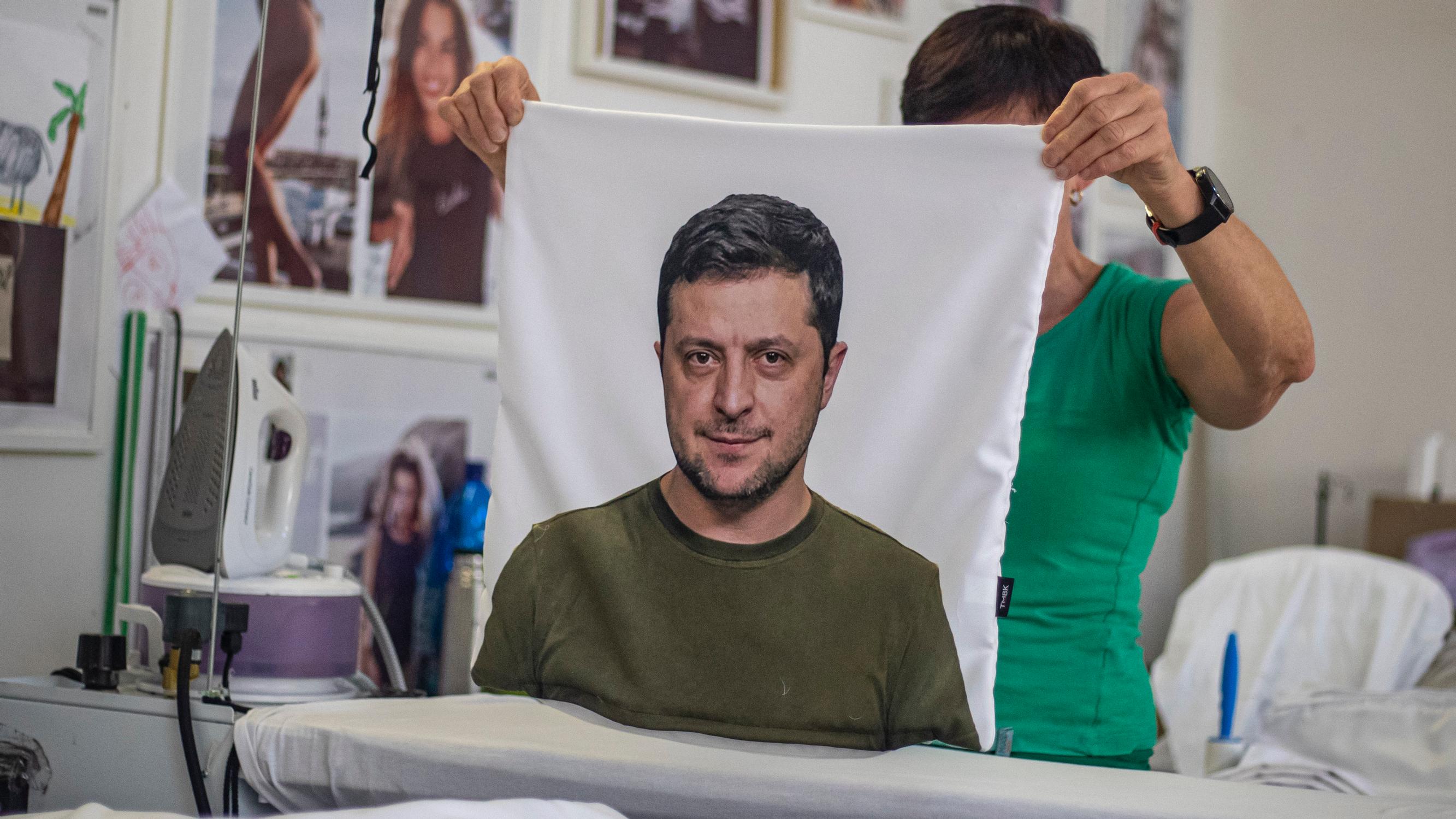 Poikkeusyksilö, sankari, hyvis – Zelenskyin ympärille rakennettu kultti voi muuttua taakaksi koko Ukrainalle, kirjoittaa Maria Mäkelä esseessään