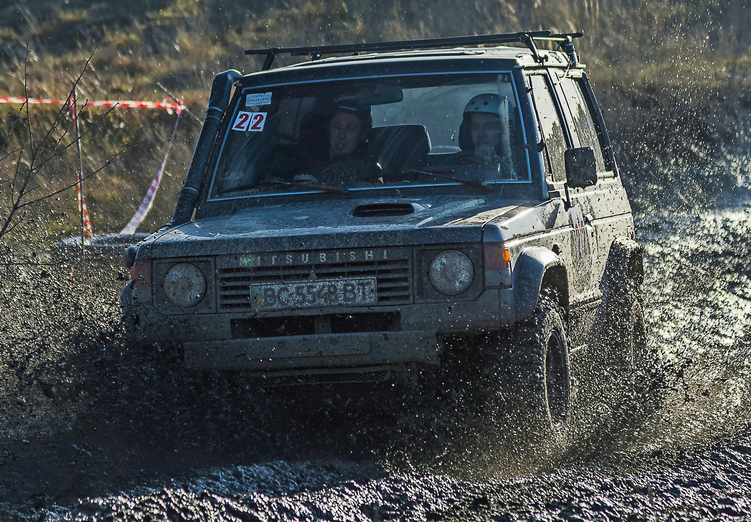 Mitsubishi Pajero. Japanilainen ikoni, jonka maine etevänä maasturina on kaikkien alan harrastajien tiedossa. Todella kova luu.