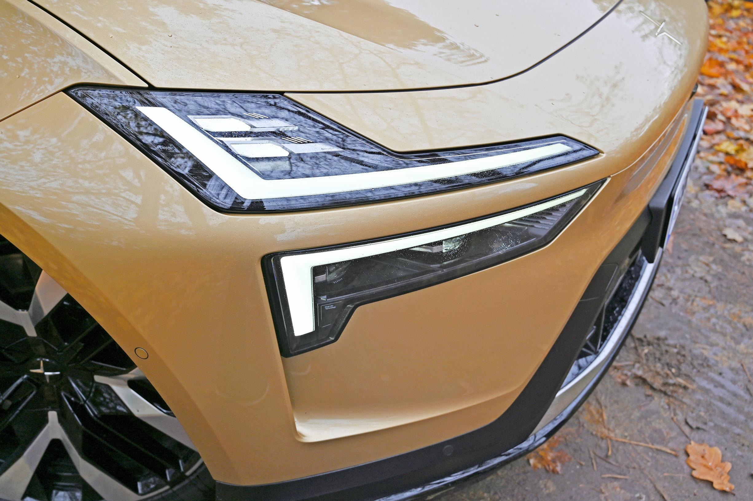 Polestar 4:ssä on led-ajovalot ja kaksoislapa-päiväajovalot vakiovarusteena. Pikseliajovalot ja mukautuvat automaattipitkät tulevat Plus Pack -lisävarustepaketissa. Automaattipitkät toimivat kuten kuuluukin.
