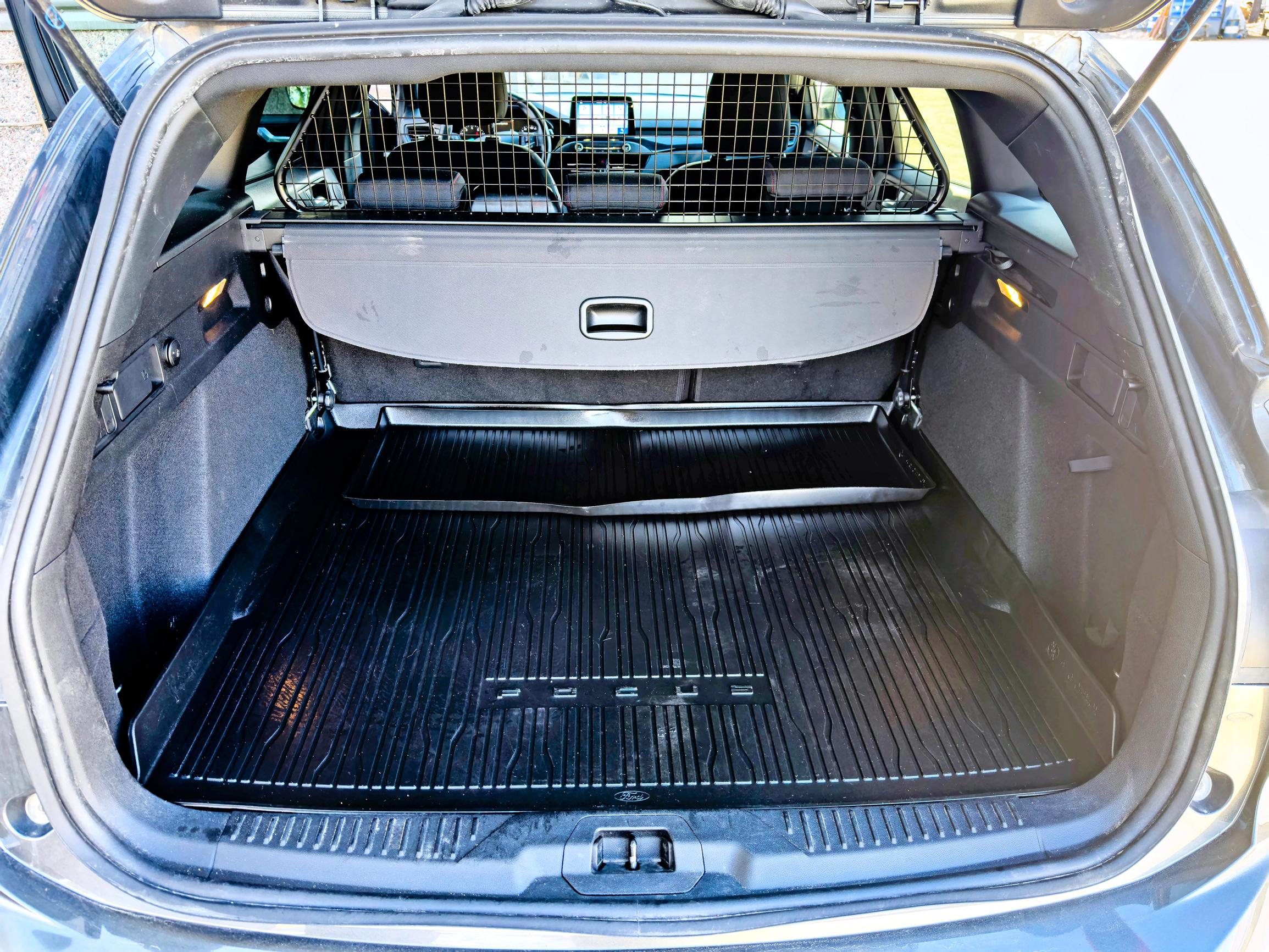Ford Focus ST:n ruumasta ei lopu volyymi ihan heti kesken. Muovimaton ansiosta tavaratilan puhtaanapito on todella helppoa.