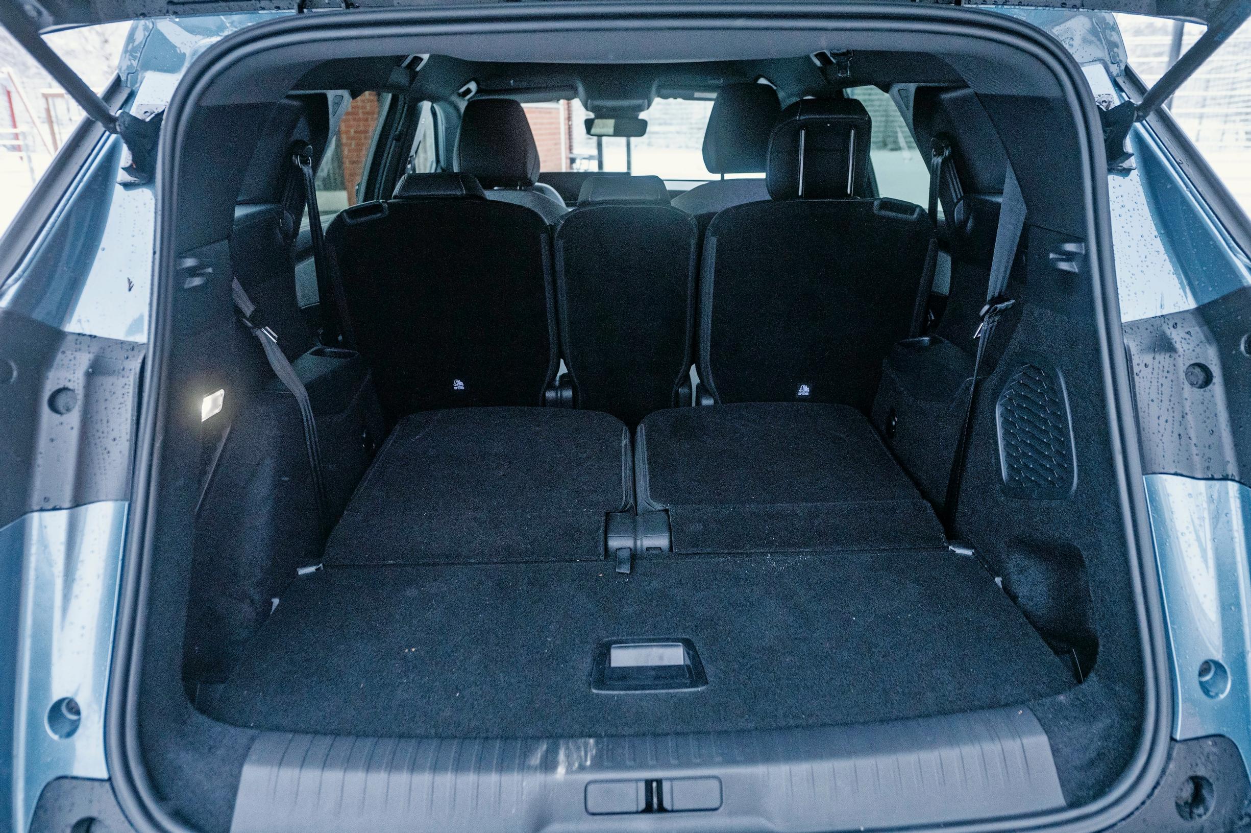 Peugeot E-5008:n tavaratila on valtava, kun taaimmaiset istuimet eivät ole käytössä.