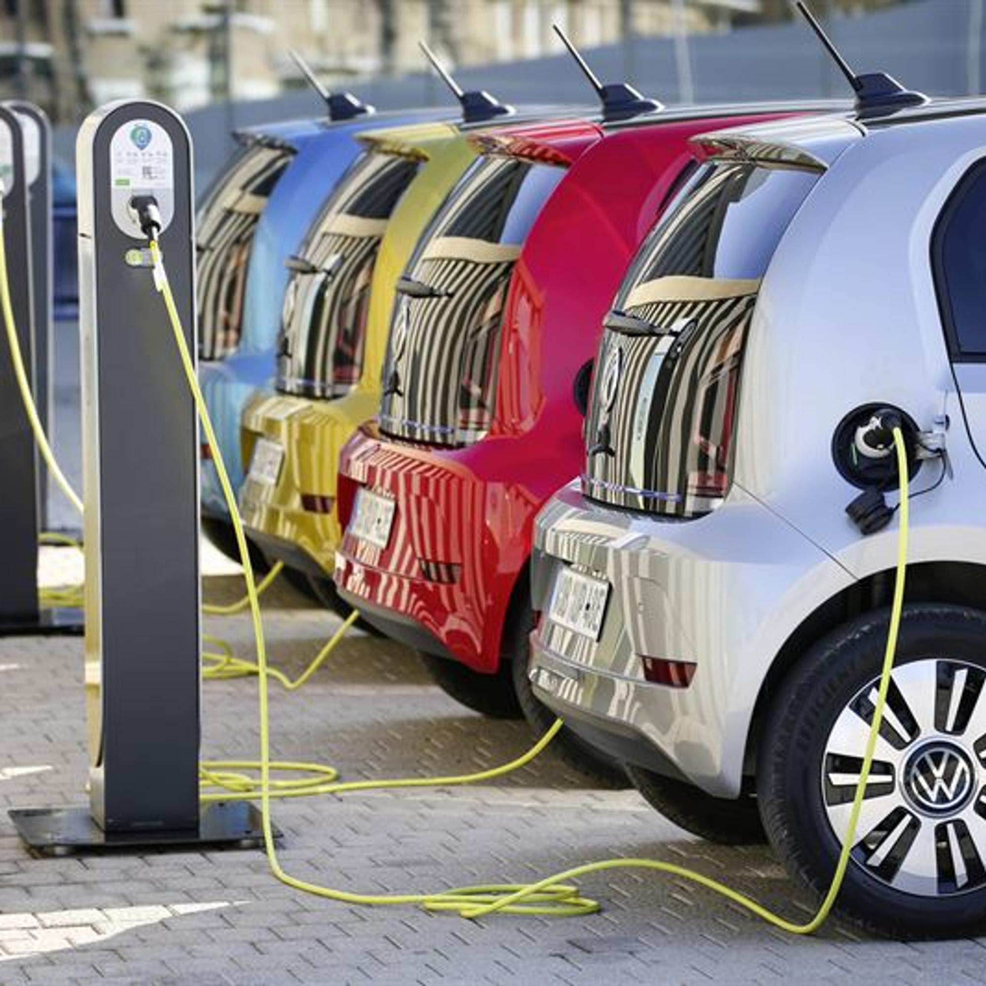 Mikä sähköautoissa askarruttaa? – Vastaa lukijakyselyymme 6. huhtikuuta mennessä