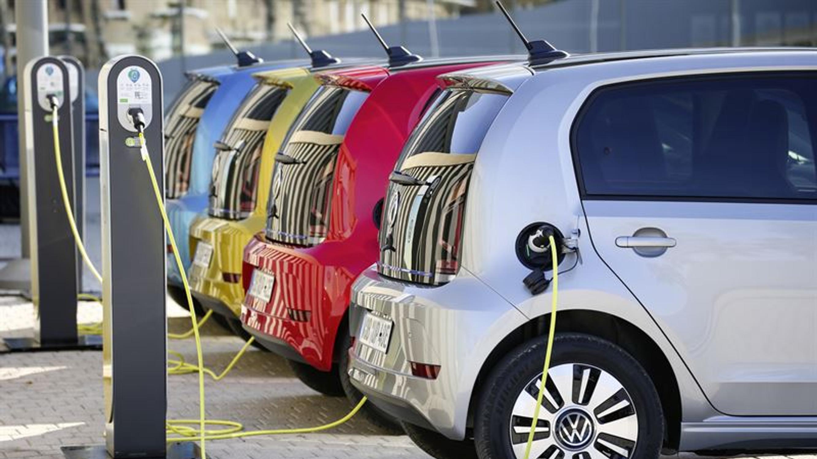 Mikä sähköautoissa askarruttaa? – Vastaa lukijakyselyymme 6. huhtikuuta mennessä