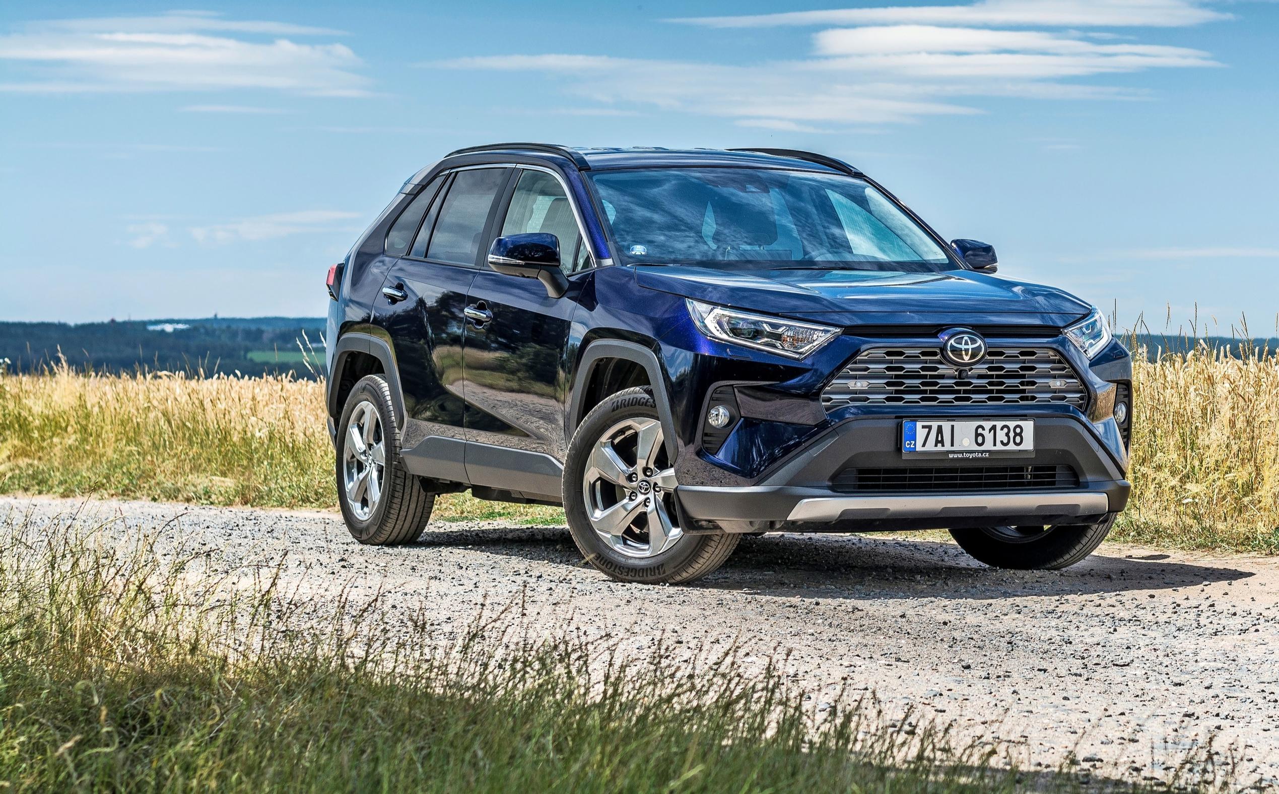 Toyota RAV4. Tämä jo aika muhkeaksi pullistunut katumaasturi on yksi Toyotan kiintotähdistä. Nykymalli on huomattavan tilava.