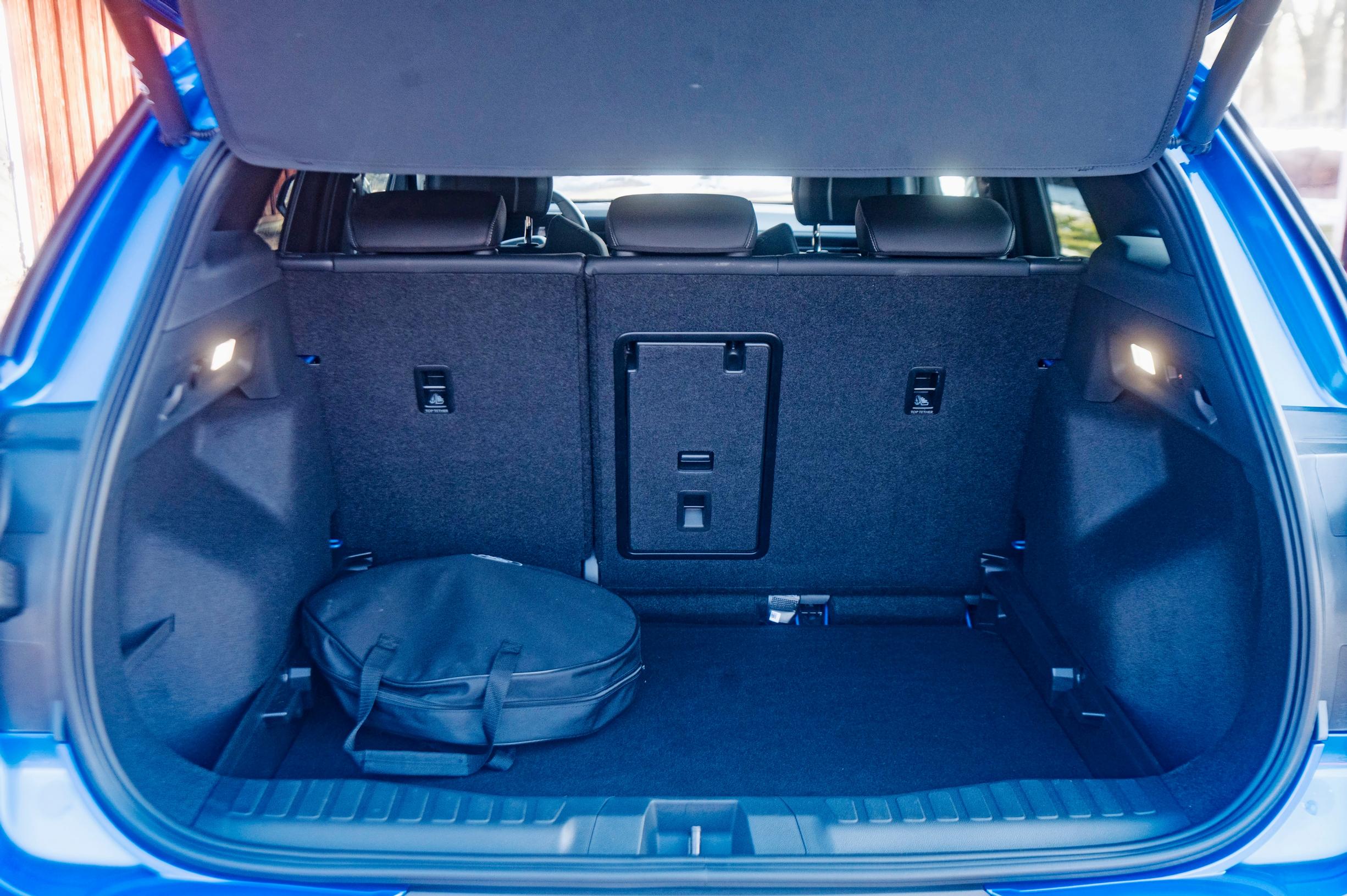 Ford Explorerissa voisi olla tavaratilaa hiukan enemmän. Pyöreässä kassissa majailevat latauskaapelit.