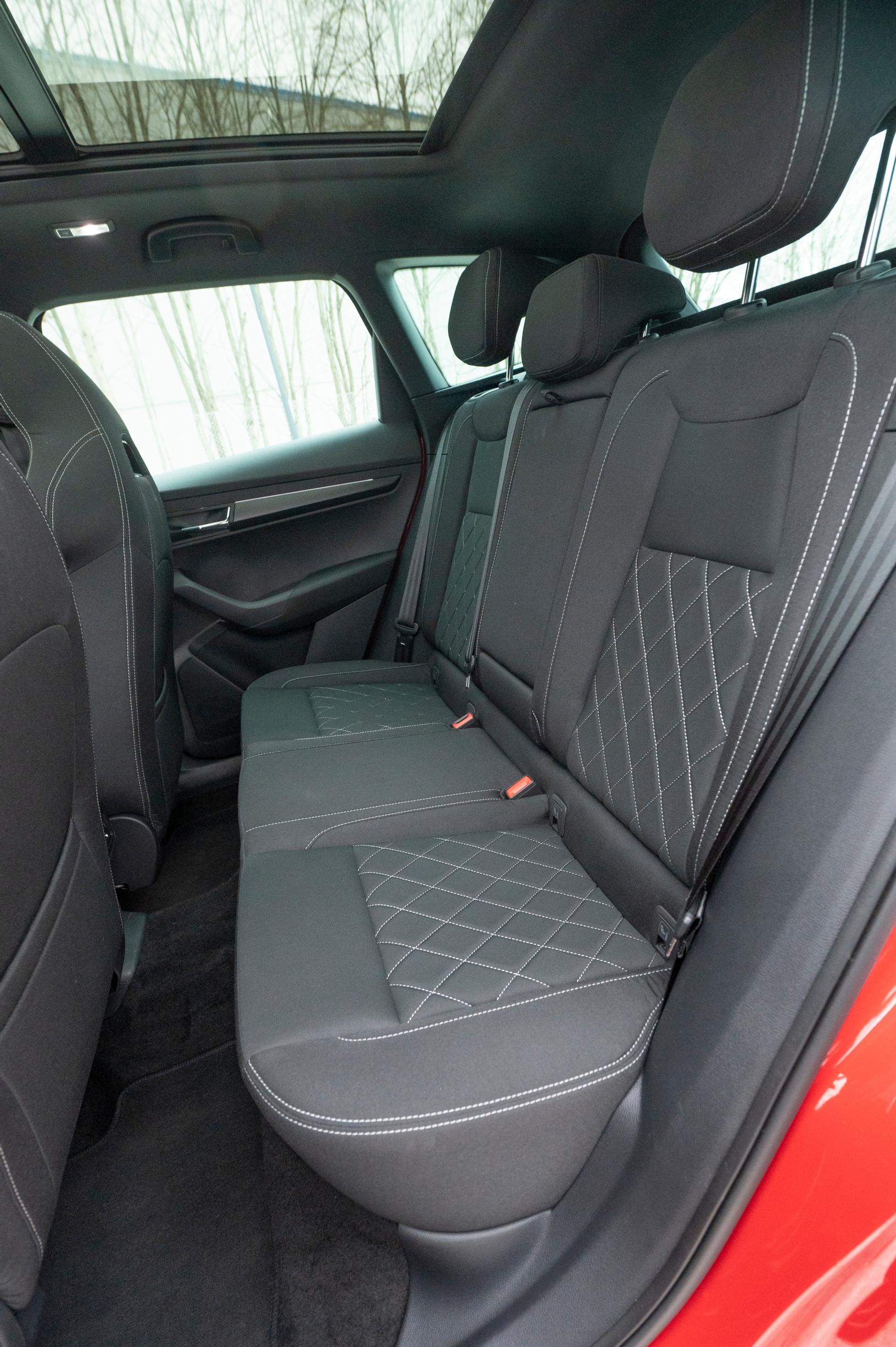 Skoda Karoq 1.5 TSI SportLine DSG takaistuin