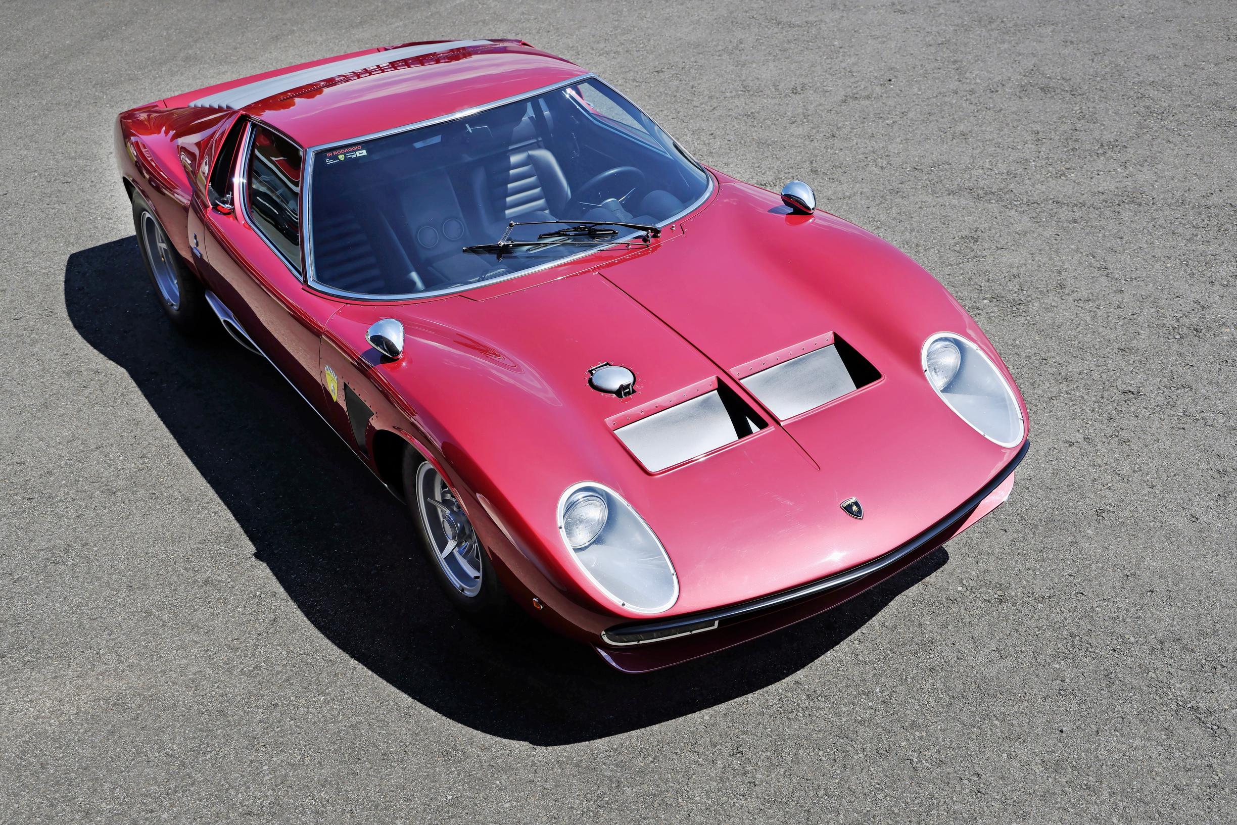 Veistokselliset muodot. Lamborghini siirtyi suoraviivaisempaan muotoiluun vasta Miuran seuraajan eli Countachin kohdalla. Se oli jo aito urheiluauto, Miura on pikemminkin gran turismo.