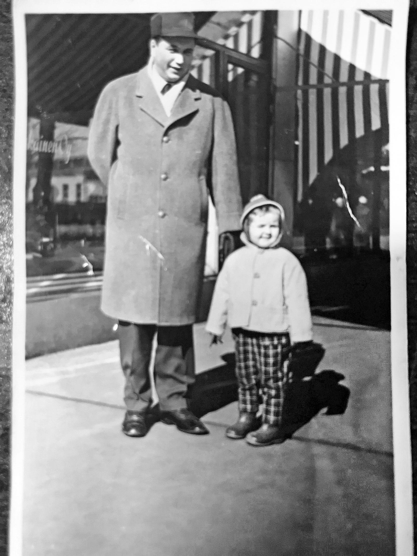 Riitta Havukainen ja hänen isänsä Kalevi 1950-luvun lopussa