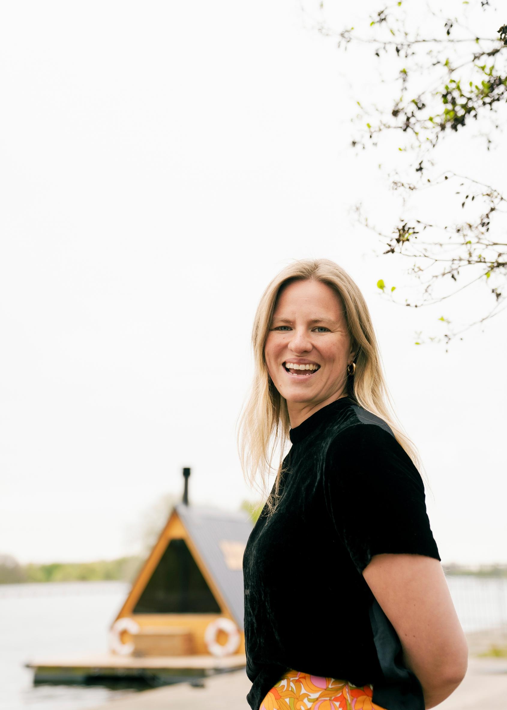 Elsa Havas perusti Amsterdamiin hyväntekeväisyys­säätiön, joka pitää ­saunalauttaa ja ­erilaisia tapahtumia sekä tuottaa ­podcasteja.