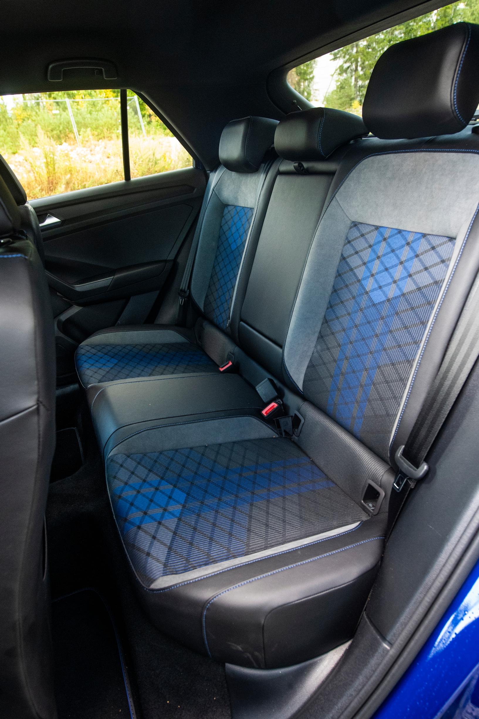Volkswagen T-Roc R 2,0 TSI 221 kW 4MOTION DSG takapenkki