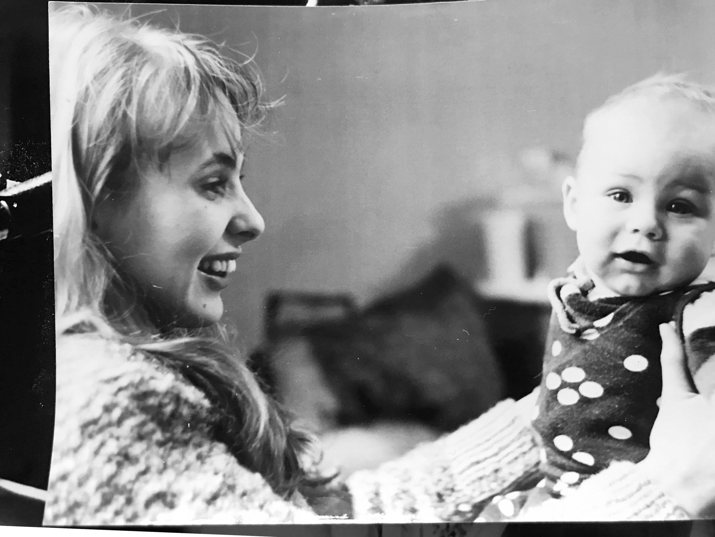 Maarit Hurmerinta ja hänen esikoispoikansa Samuli 1976