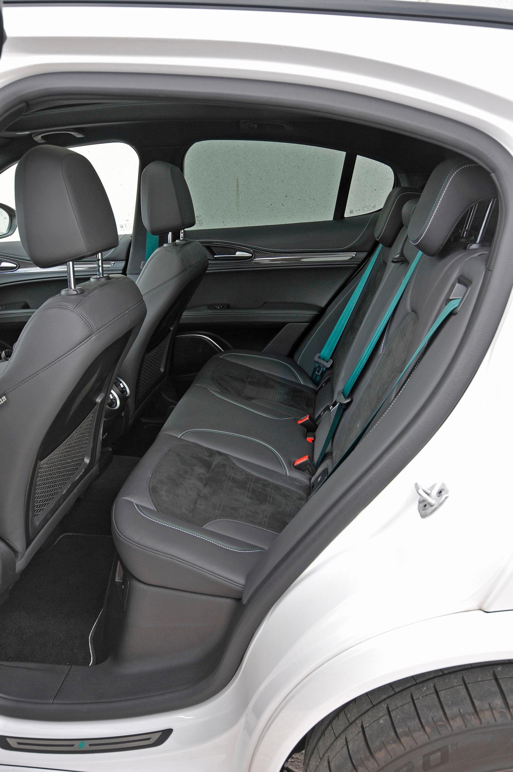 Alfa Romeo Stelvio Quadrifoglio takapenkki