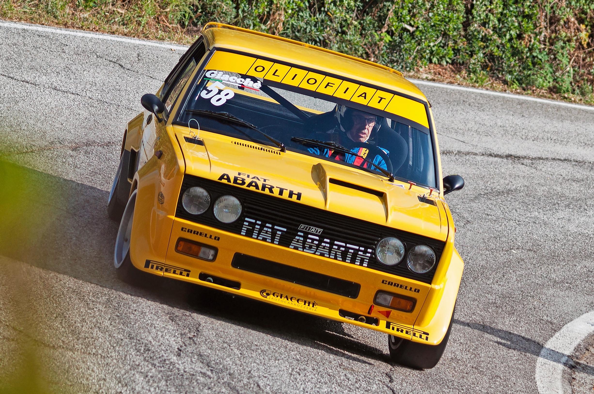 Fiat 131. Mirafioriksikin tätä keskiluokan Fiatia sanottiin. Kuvassa ralli-vireeseen tuunattu Abarth-versio, jollaisella Markku Alénkin aikanaan ajoi.