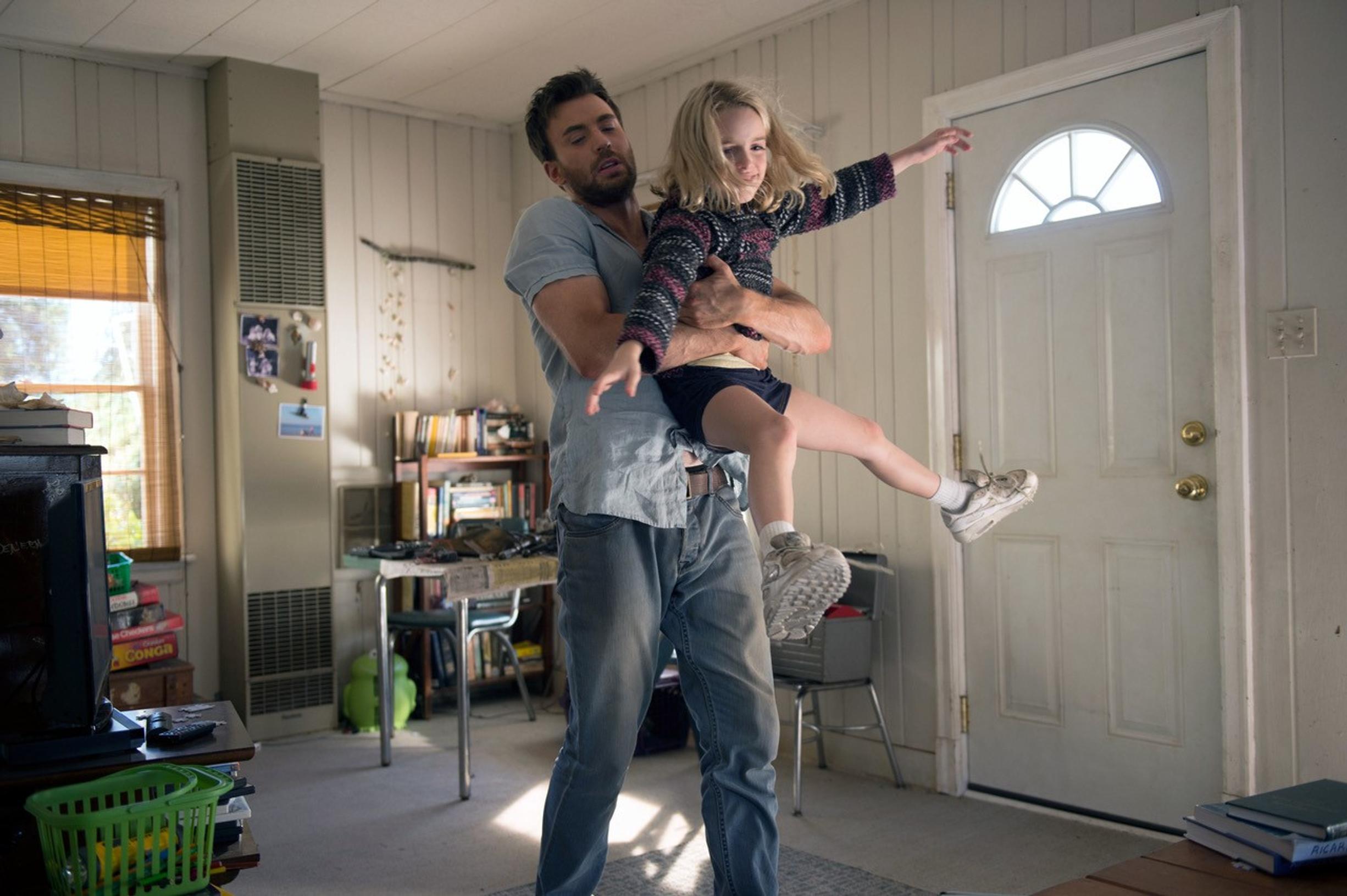 Chris Evans ja Mckenna Grace kamppailevat huoltajuudesta elokuvassa Gifted.