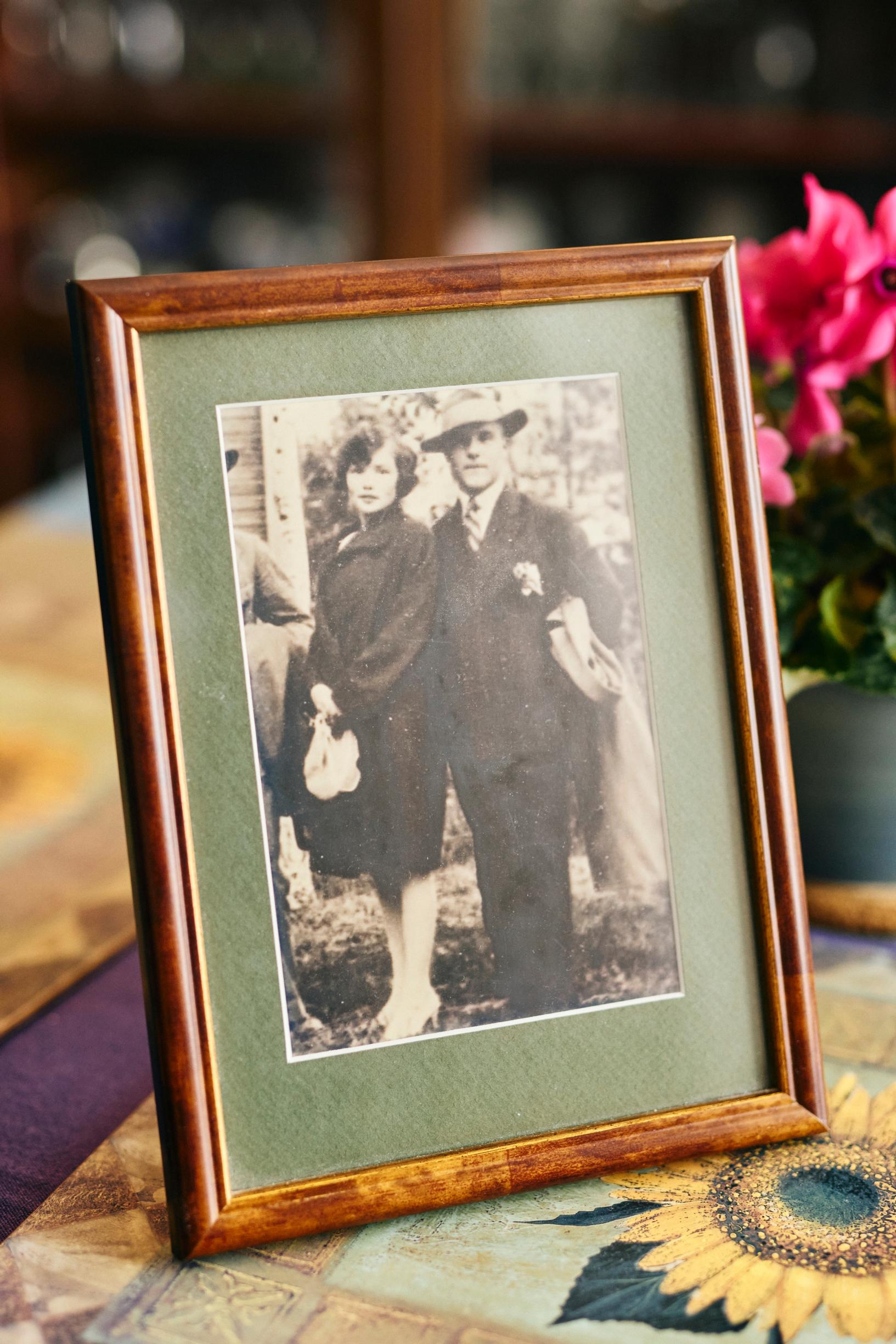 Anja Pohjolan olohuoneen pöydällä on kuva hänen äidistään ja isästään.