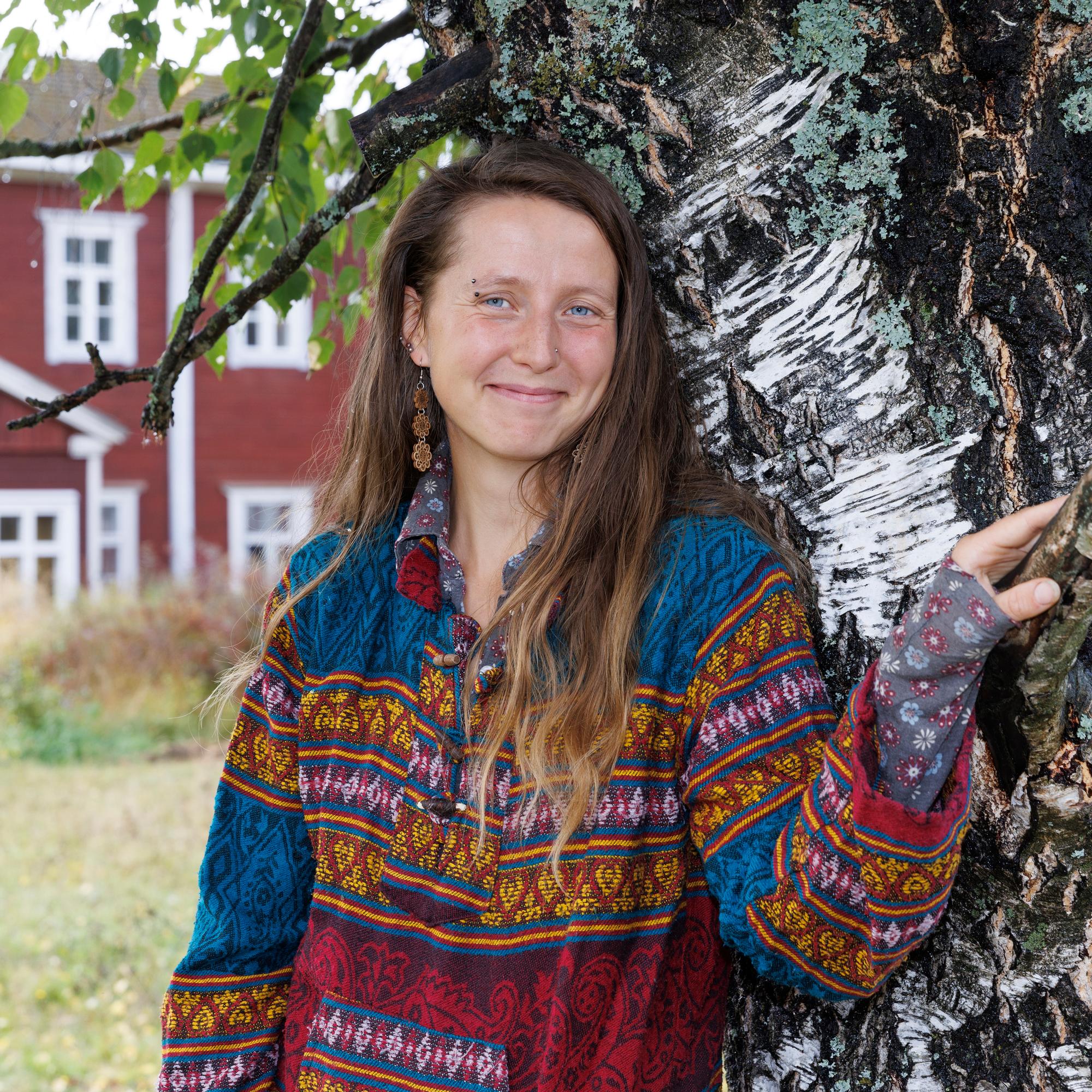 Uusi elämä ja luovuus löytyivät ekokylästä: ”Olen kiintynyt tähän maahan ja ajattelen elämääni eteenpäin kasvukausi kerrallaan”