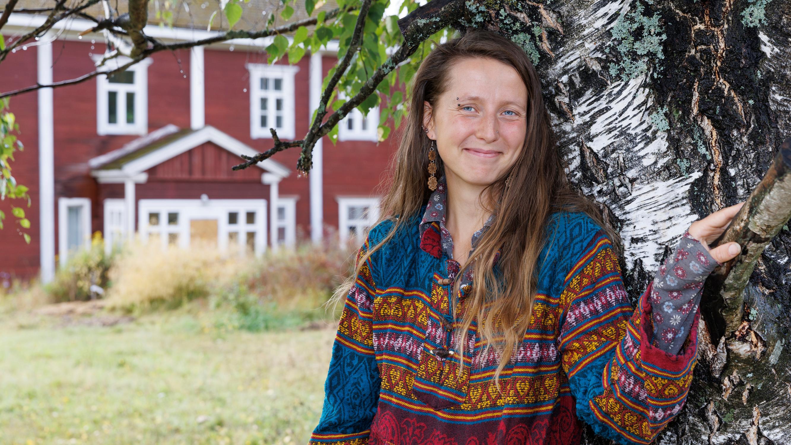 Uusi elämä ja luovuus löytyivät ekokylästä: ”Olen kiintynyt tähän maahan ja ajattelen elämääni eteenpäin kasvukausi kerrallaan”