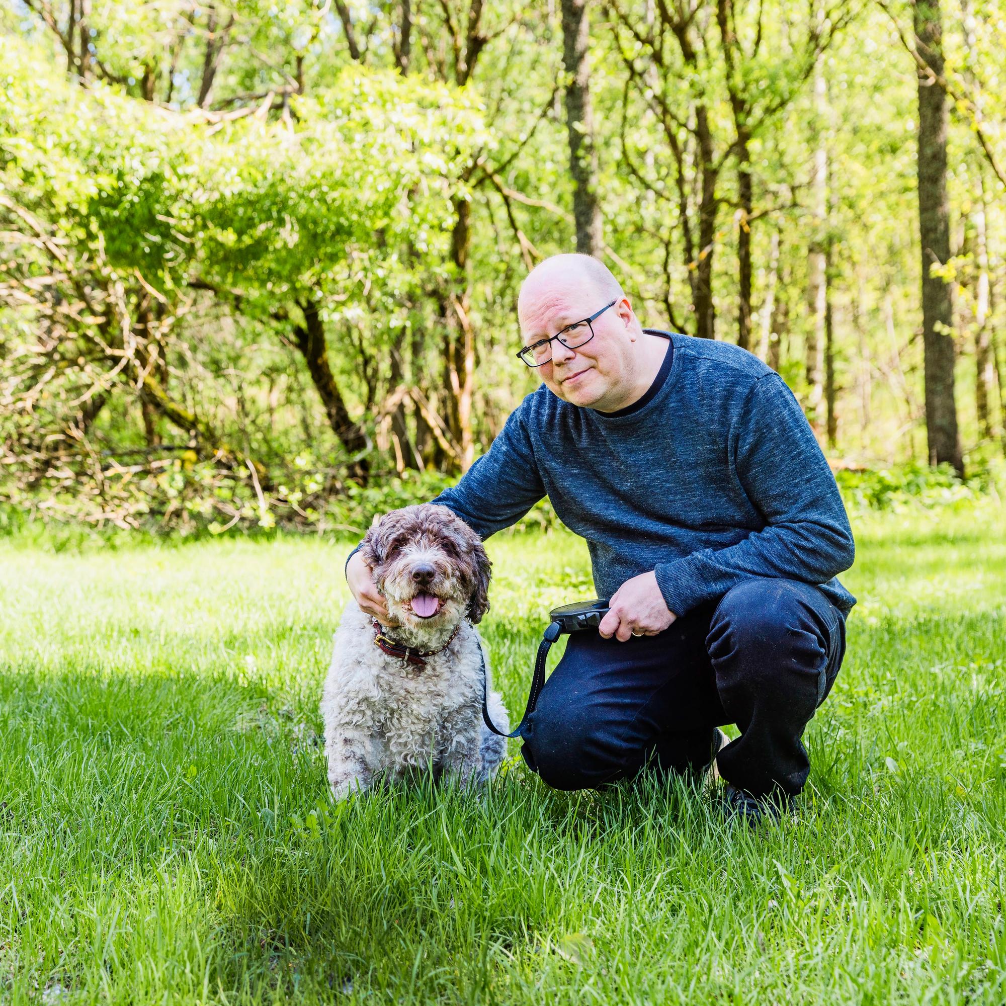 Huumori yhdistää Pepi-koiraa, 12, ja Jarmo-omistajaa: "Nykyään minä väistän lattialle, jos se haluaa sohvalle"