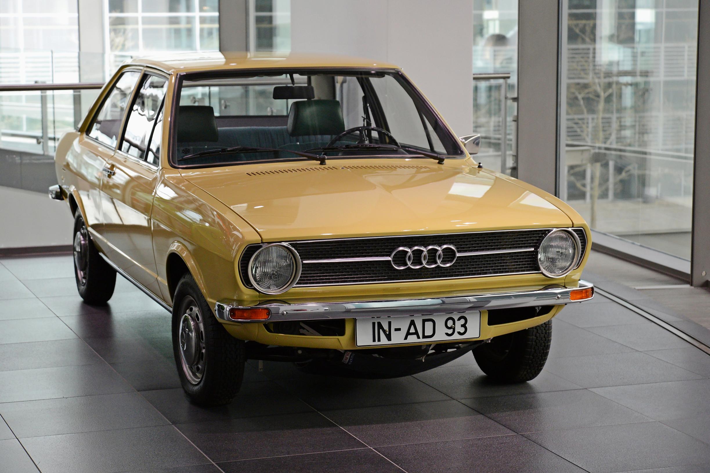 Audi 80 eli ensimmäinen Kasikymppinen oli näin hellyyttävän piskuinen laite.