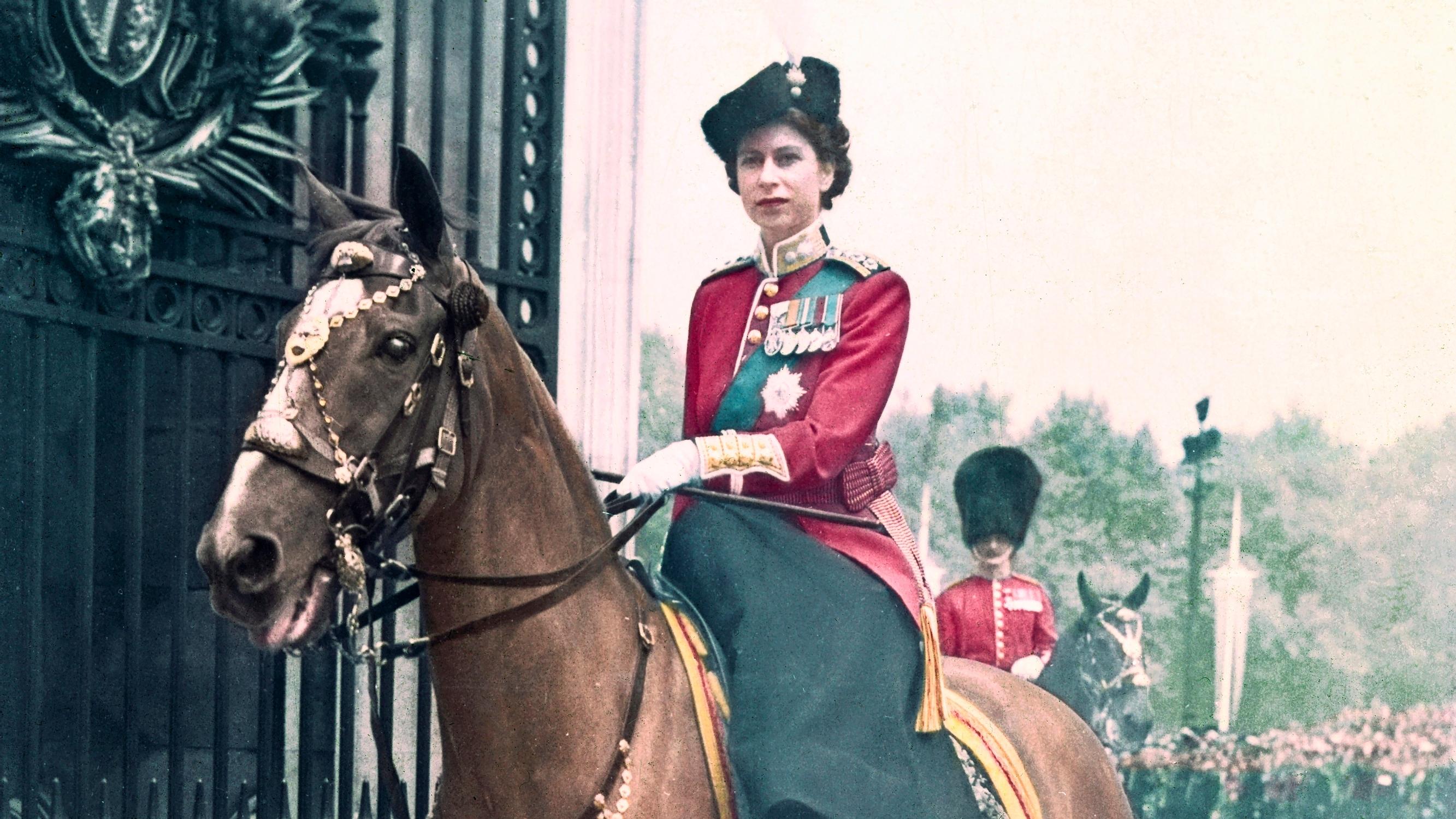 Elisabet II:n kuninkaallinen elämä ja pitkä ura Britannian hallitsijana päättyi – Samalla päättyi yksi aikakausi historiassamme – Kuvat