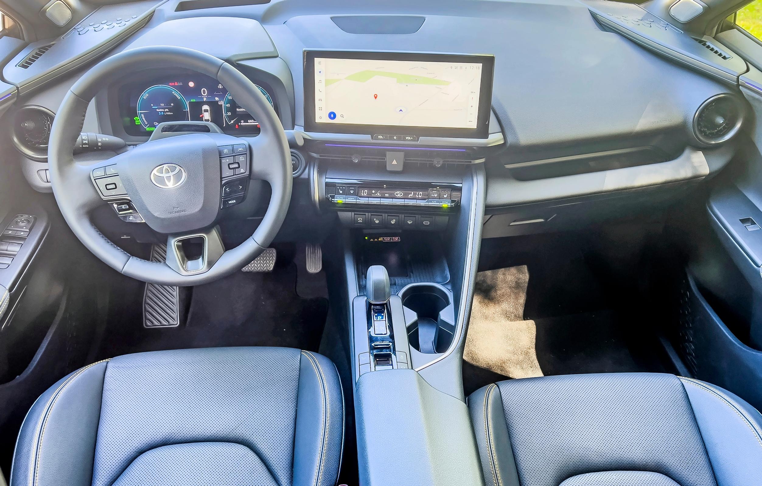 Toyota C-HR:n sisällä henki on konservatiivisempi, vaikka ulkokuorissa onkin heittäydytty vähän villeiksi. Ohjaamo on selkeä.