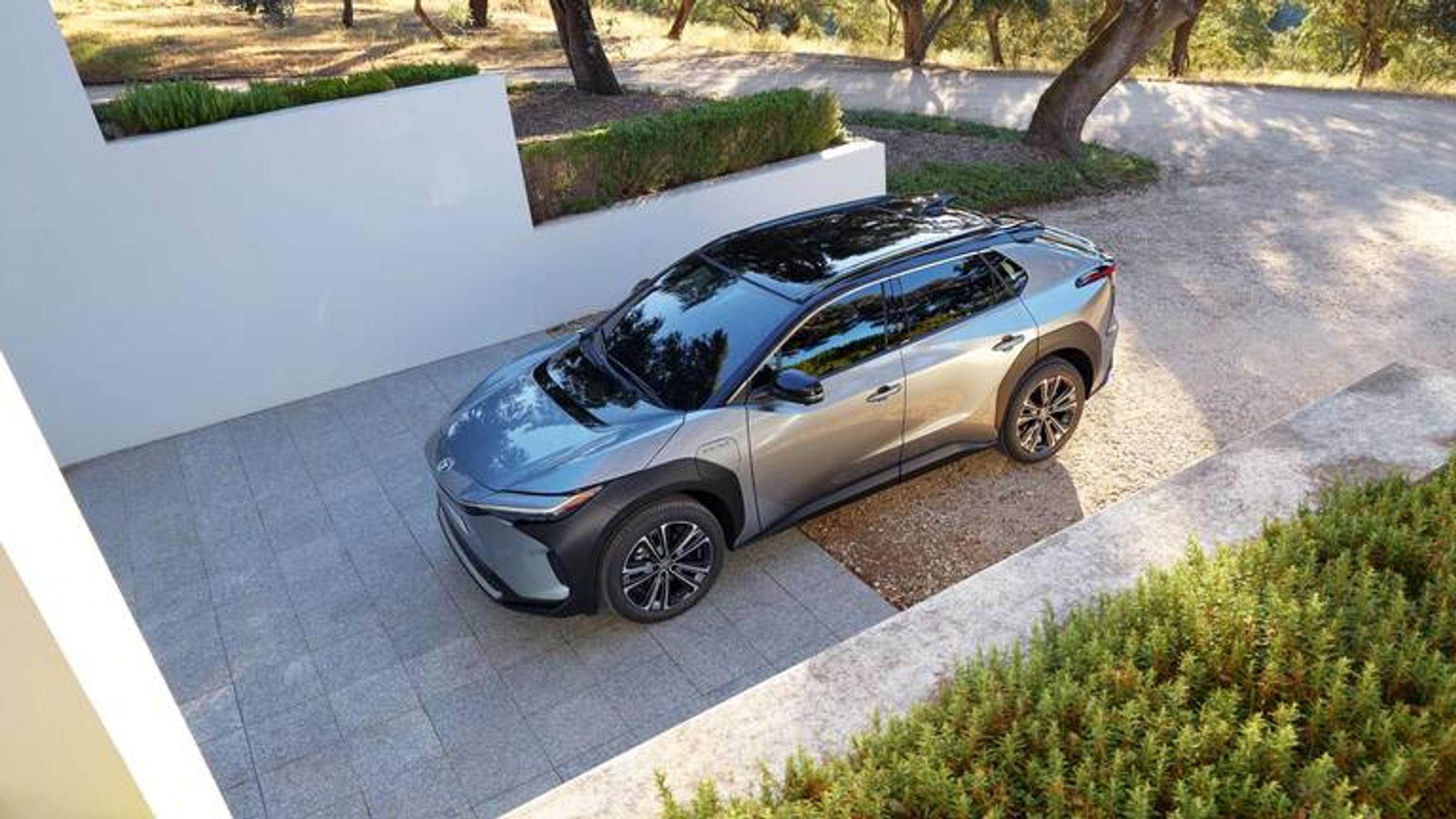 Tällä hinnalla irtoaa Toyotan ensimmäinen täyssähköauto
