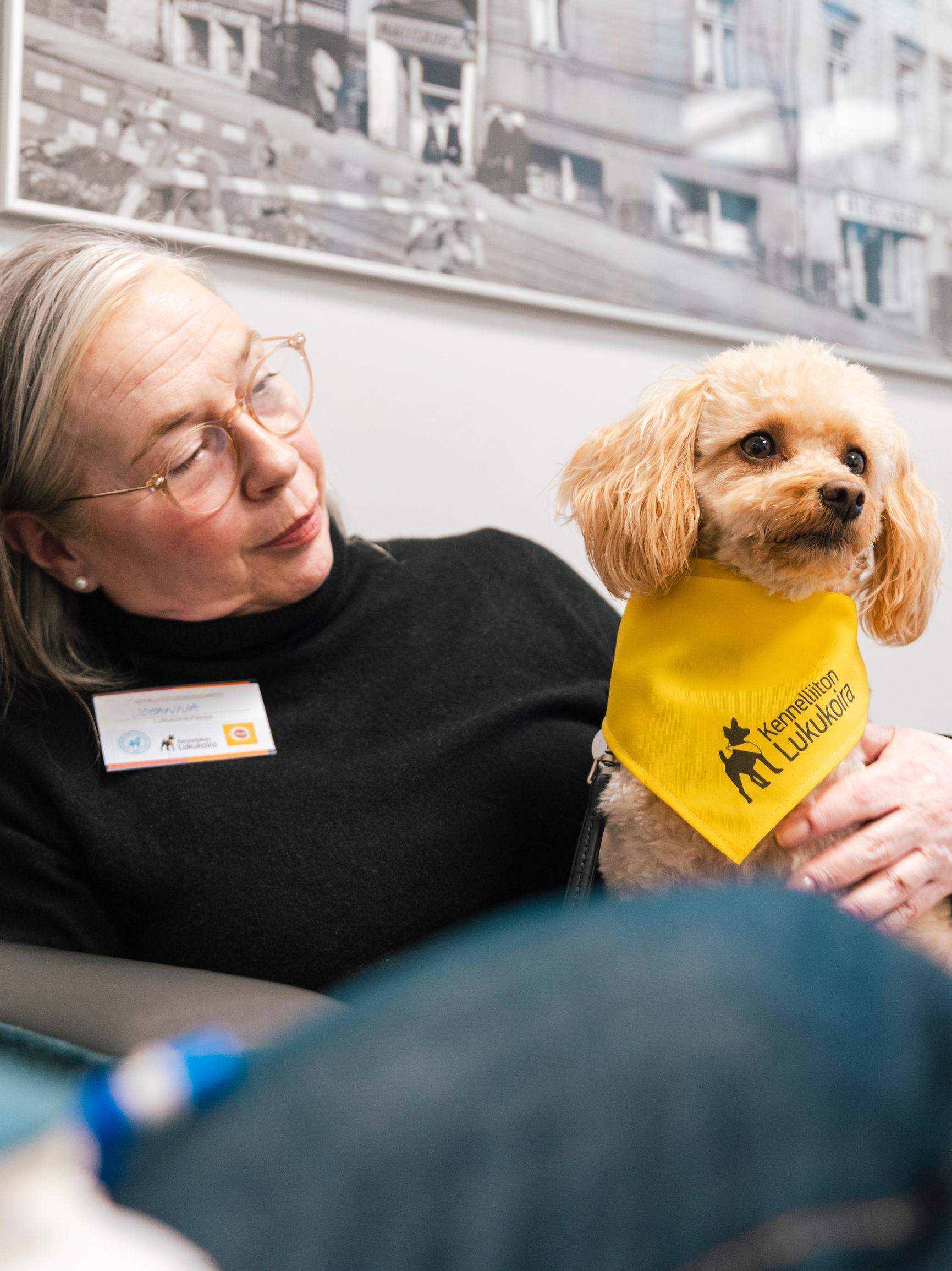 Video: Lukukoira Ebba hurmaa kirjastotyössään – Ebballe lukenut Alfred, 8: ”Se kuuntelee eikä keskeytä”