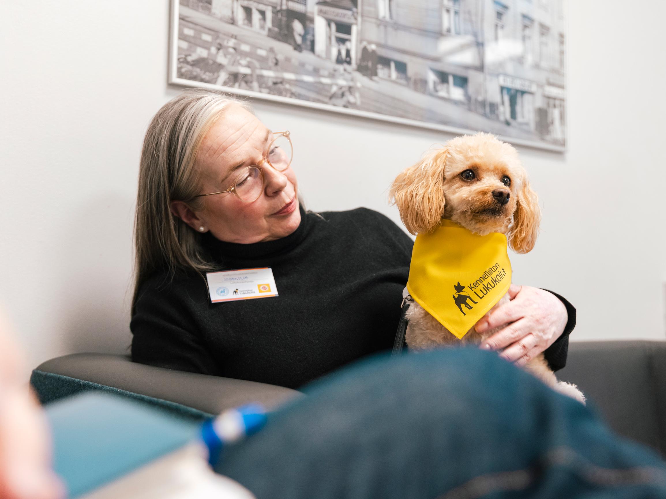 Video: Lukukoira Ebba hurmaa kirjastotyössään – Ebballe lukenut Alfred, 8: ”Se kuuntelee eikä keskeytä”