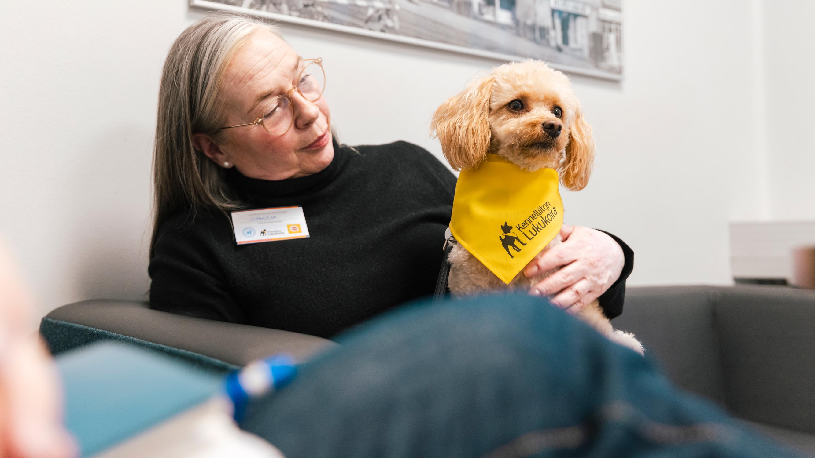 Video: Lukukoira Ebba hurmaa kirjastotyössään – Ebballe lukenut Alfred, 8: ”Se kuuntelee eikä keskeytä”