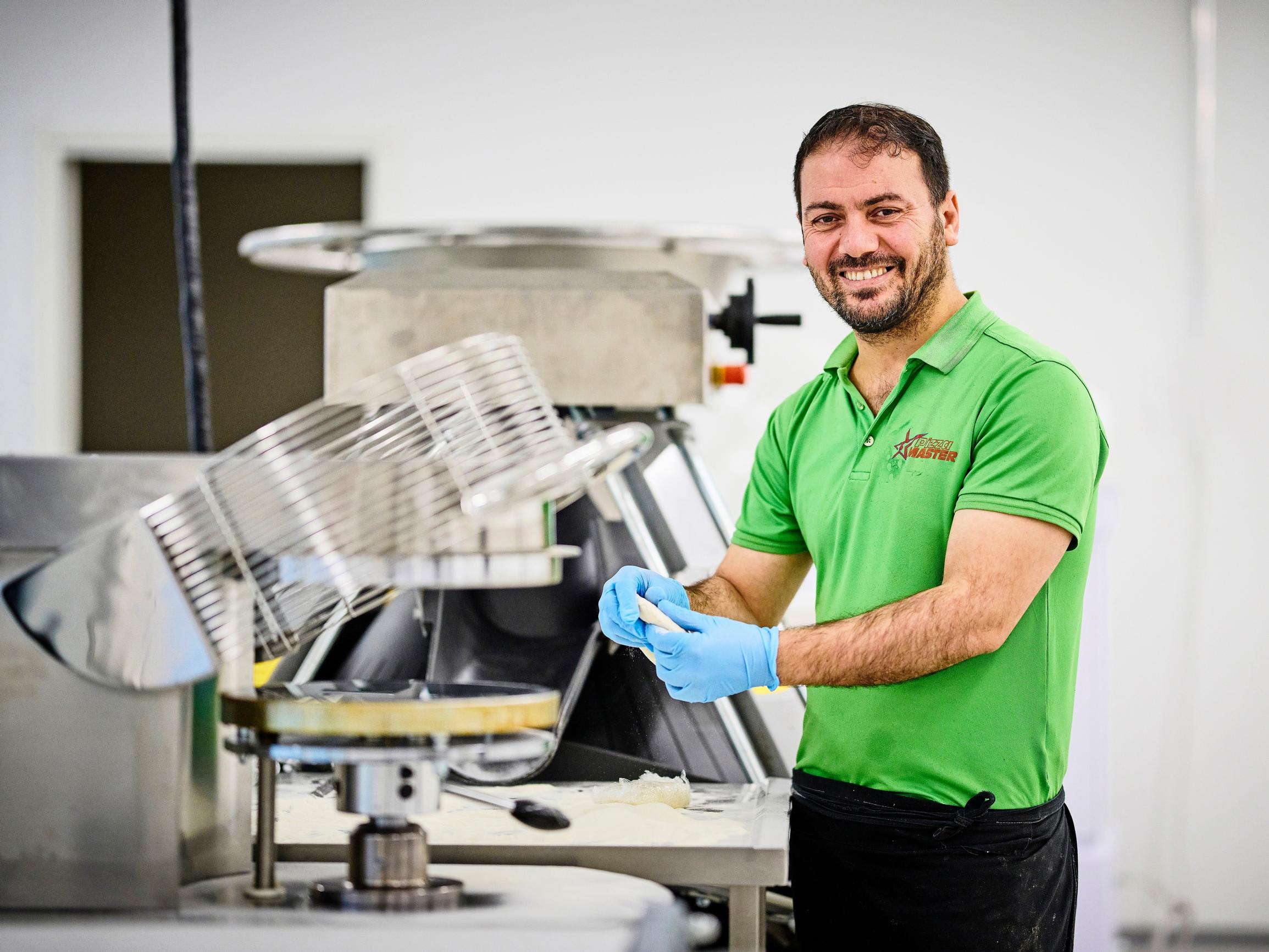 Kun kotimaisia pakastepitsoja ei löytynyt kaupasta, Sultan Ediz ryhtyi tekemään niitä