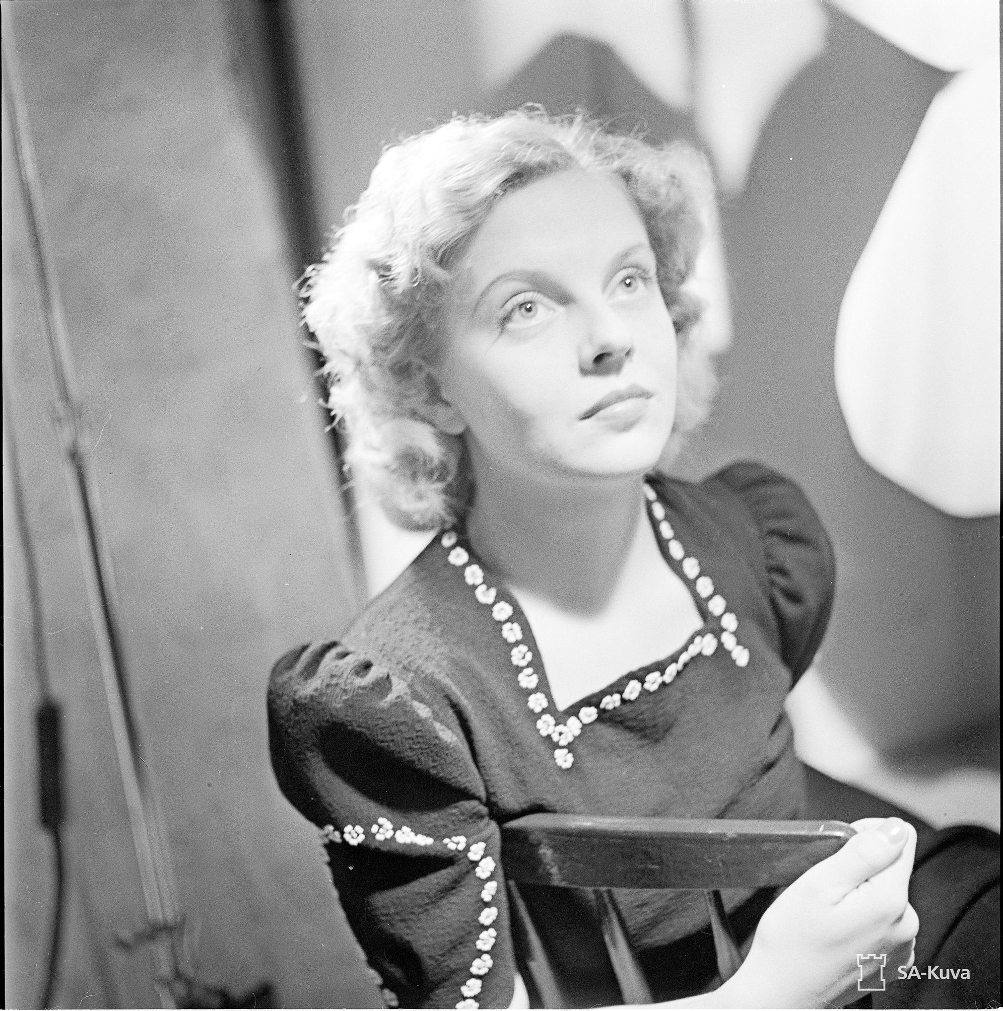 Regina Linnanheimo, Suomen ainoa filmitähti, kuva vuodelta 1939. Apu, Valkokankaan varjot