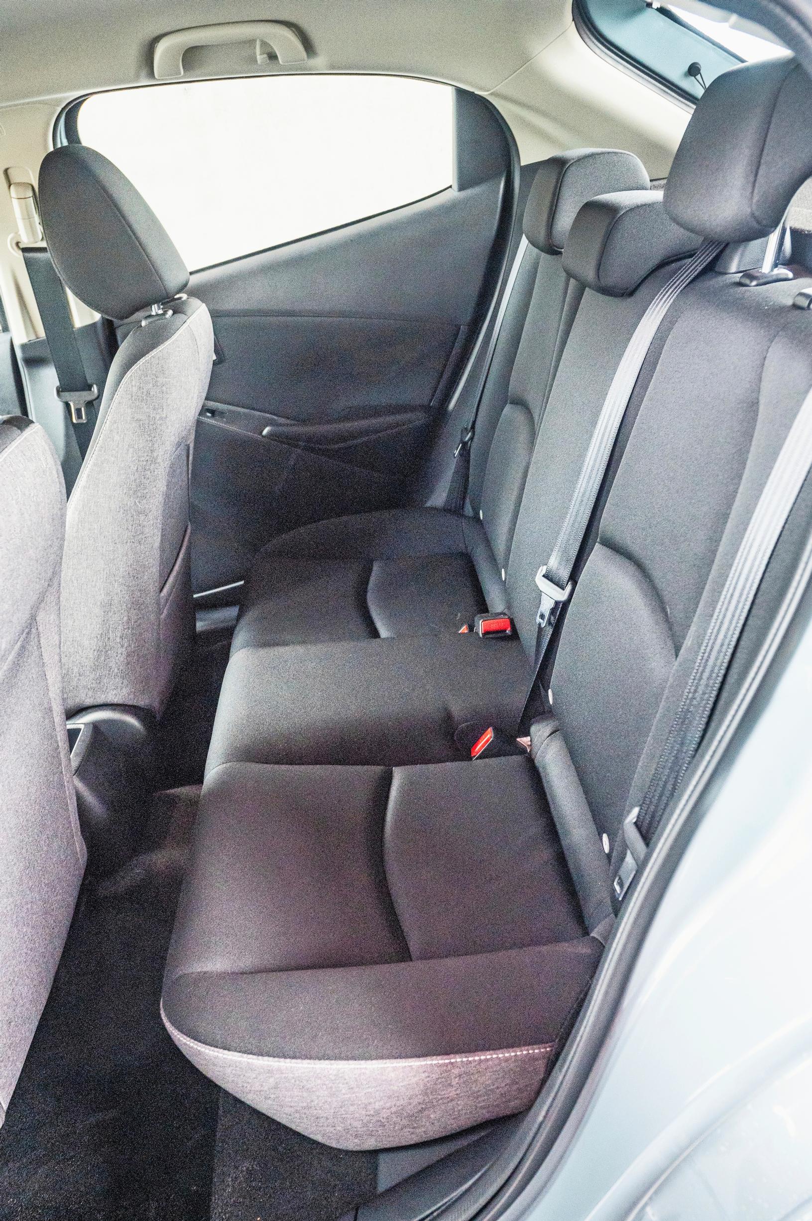 MAzda 2:n takapenkillä on aikuisella tukalat oltavat, jos matka on hiemankin pidempi.